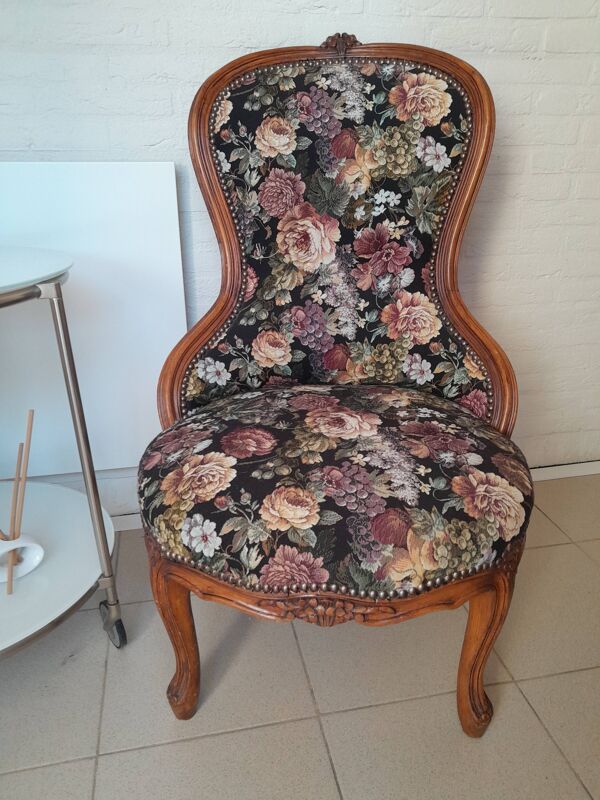 Fauteuil vintage brocante, fauteuil à tricot fleuri, classique des années 30-50.