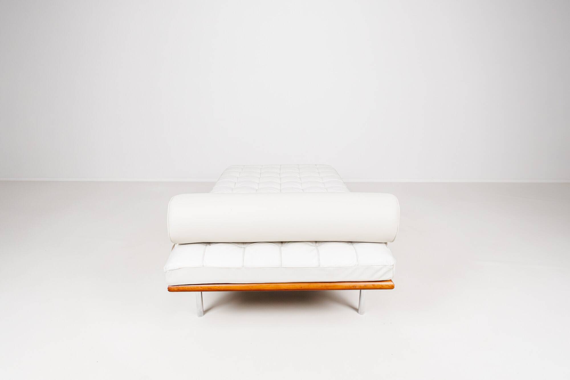 Barcelona daybed by Ludwig Mies van der Rohe fro Knoll, 1980s