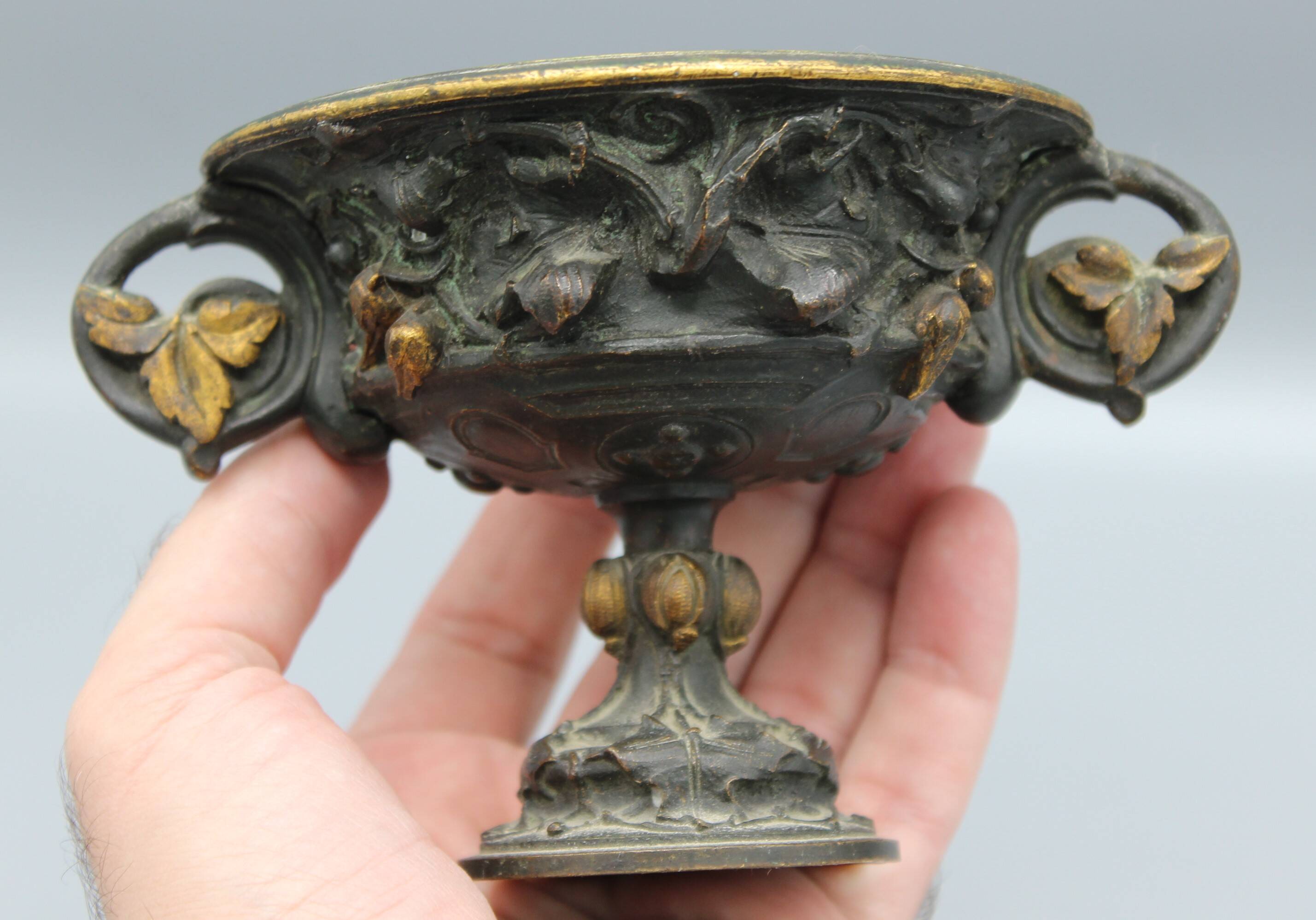 Bronze pedestal bowl with leaf decoration