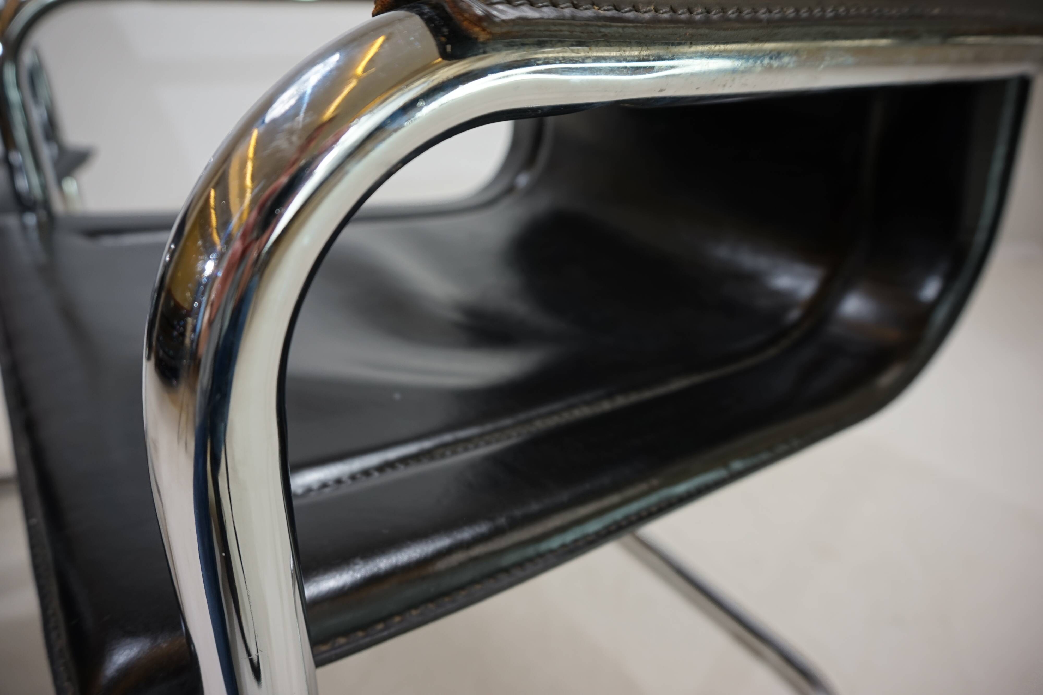 2 leather and chrome metal armchairs Matteo Grassi, 1970