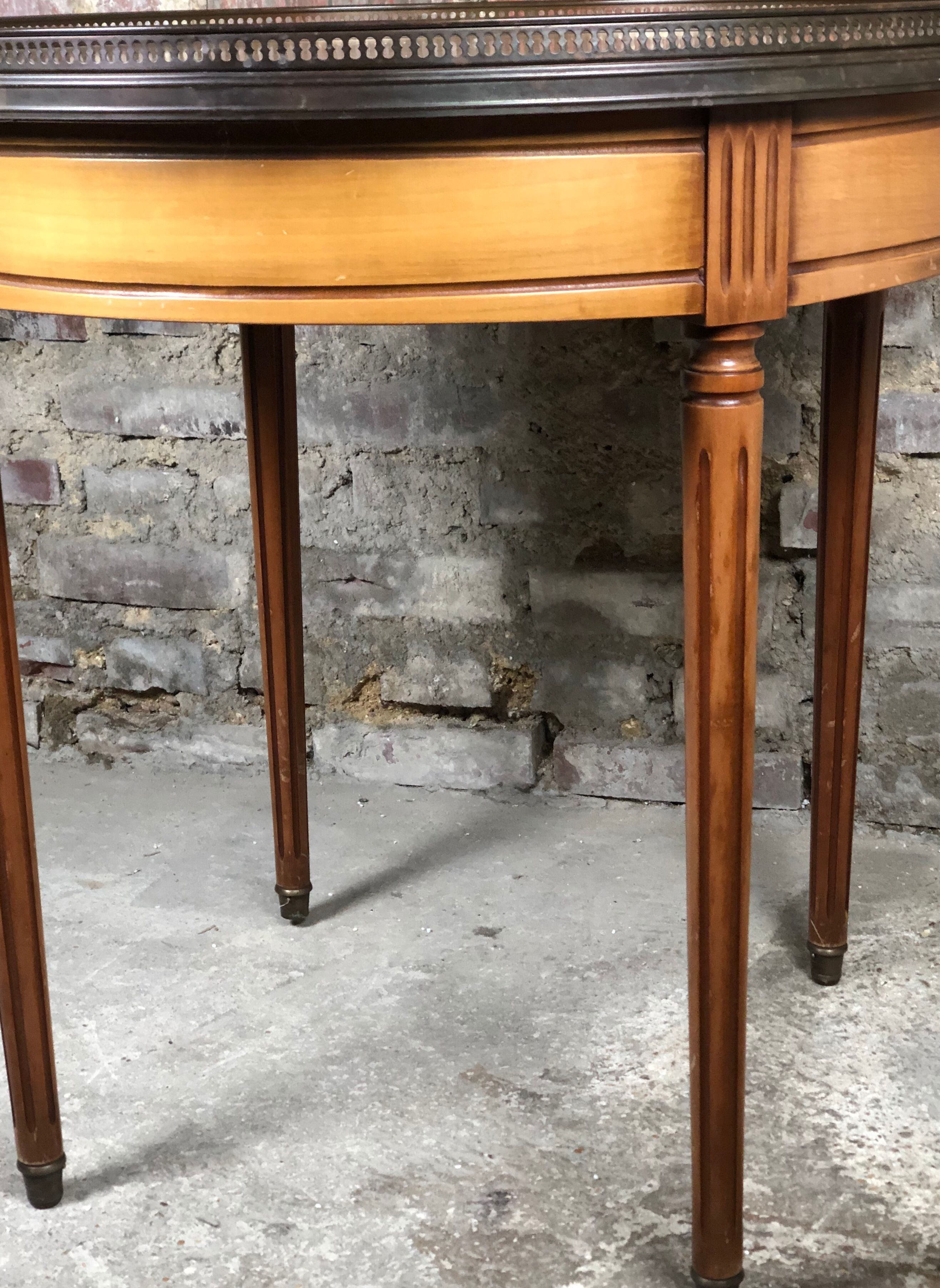 Louis XVI-style kettle table in cherry veneer with salmon marble top