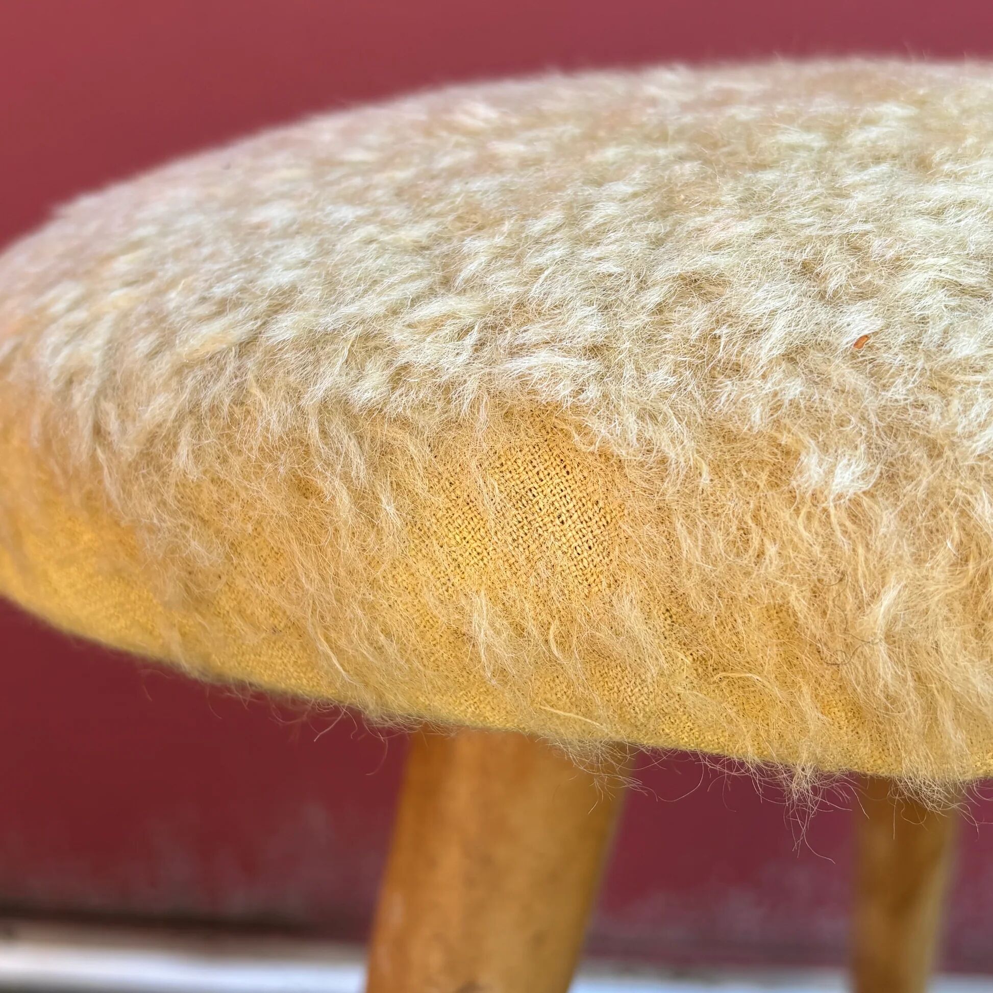 Tabouret vintage pieds compas et moumoute