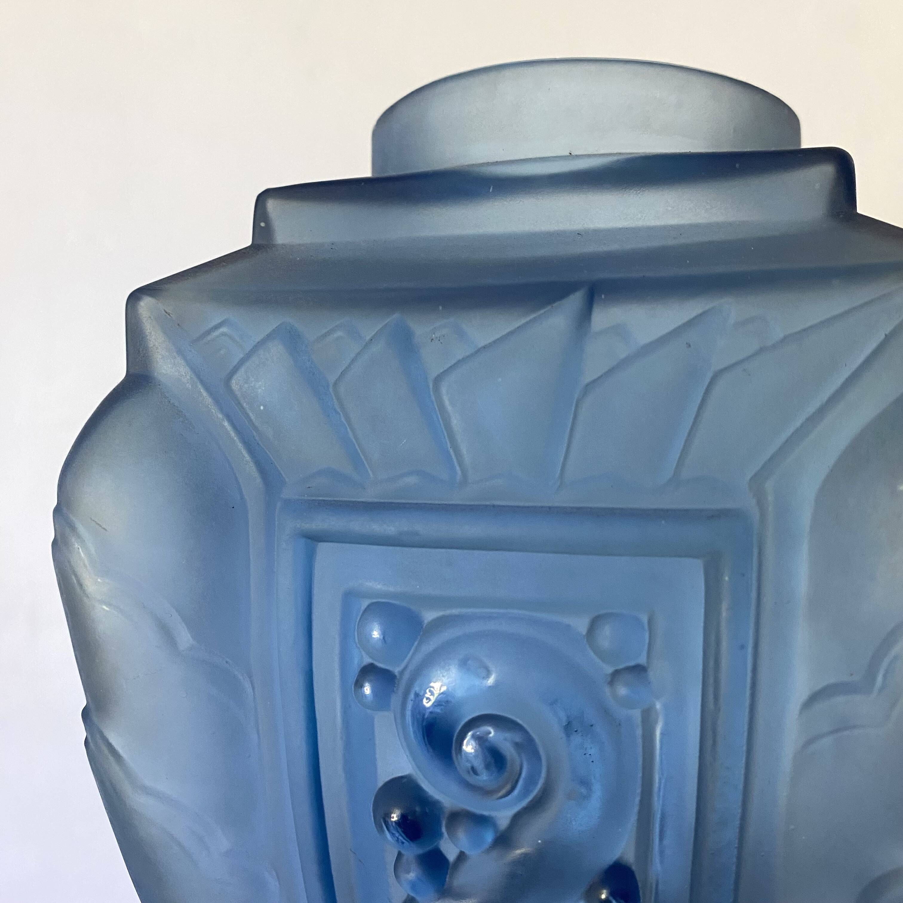 Art Deco vase in blue frosted glass 19 cm