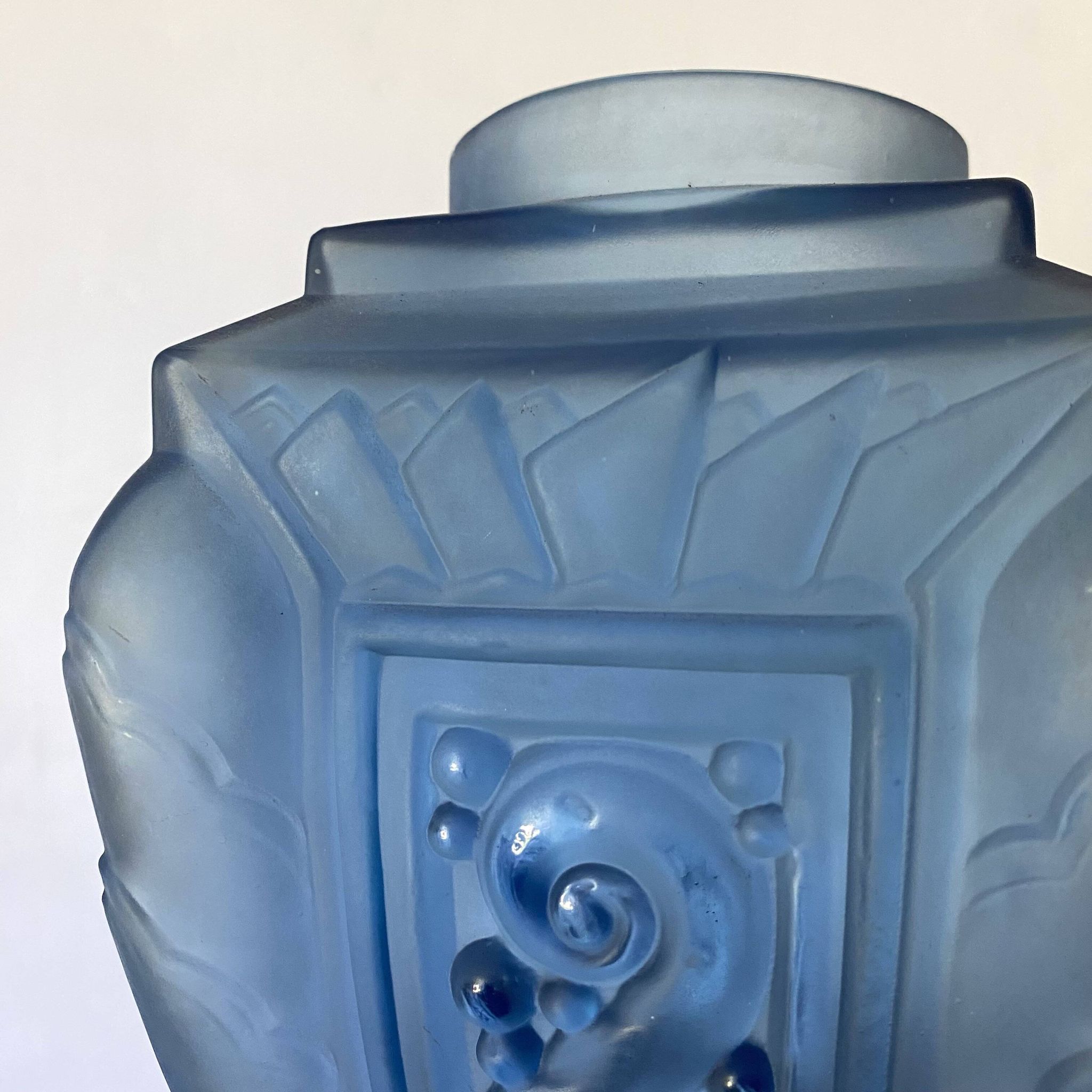 Art Deco vase in blue frosted glass 19 cm