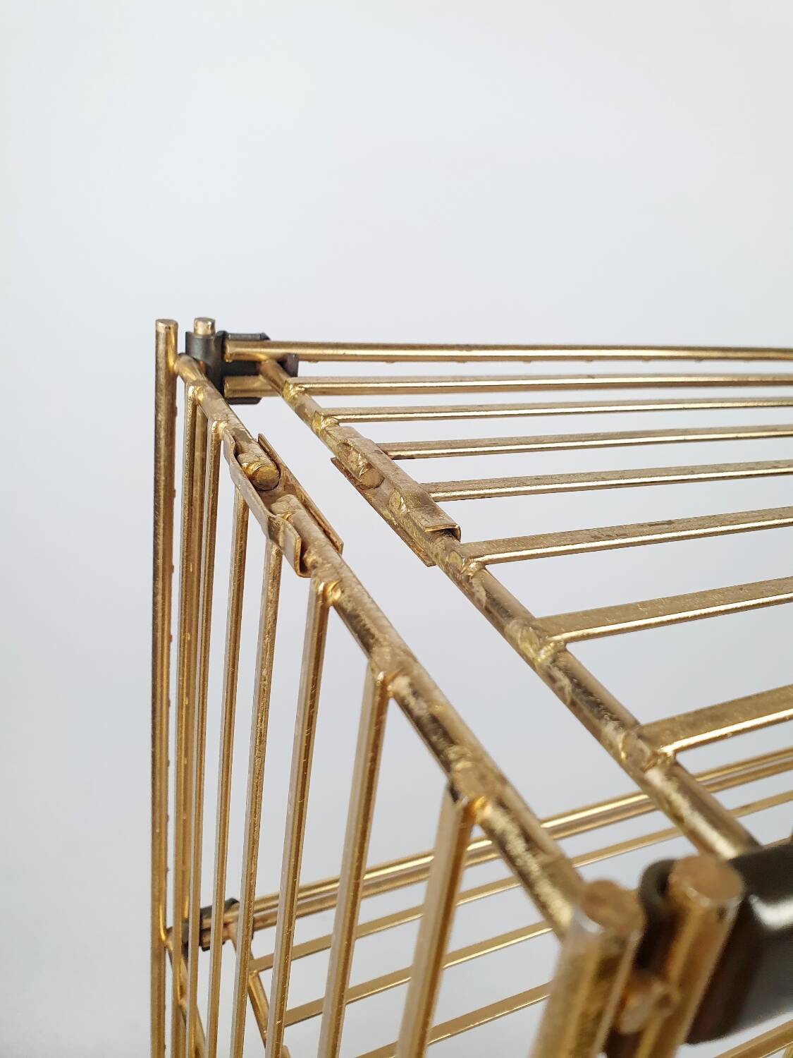 Modular gold metal wire shelf