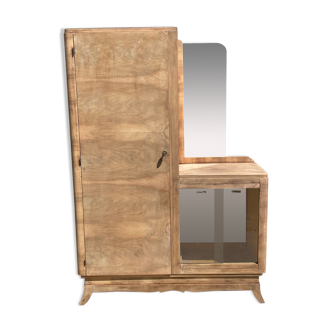 Asymmetrical wardrobe showcase and mirror