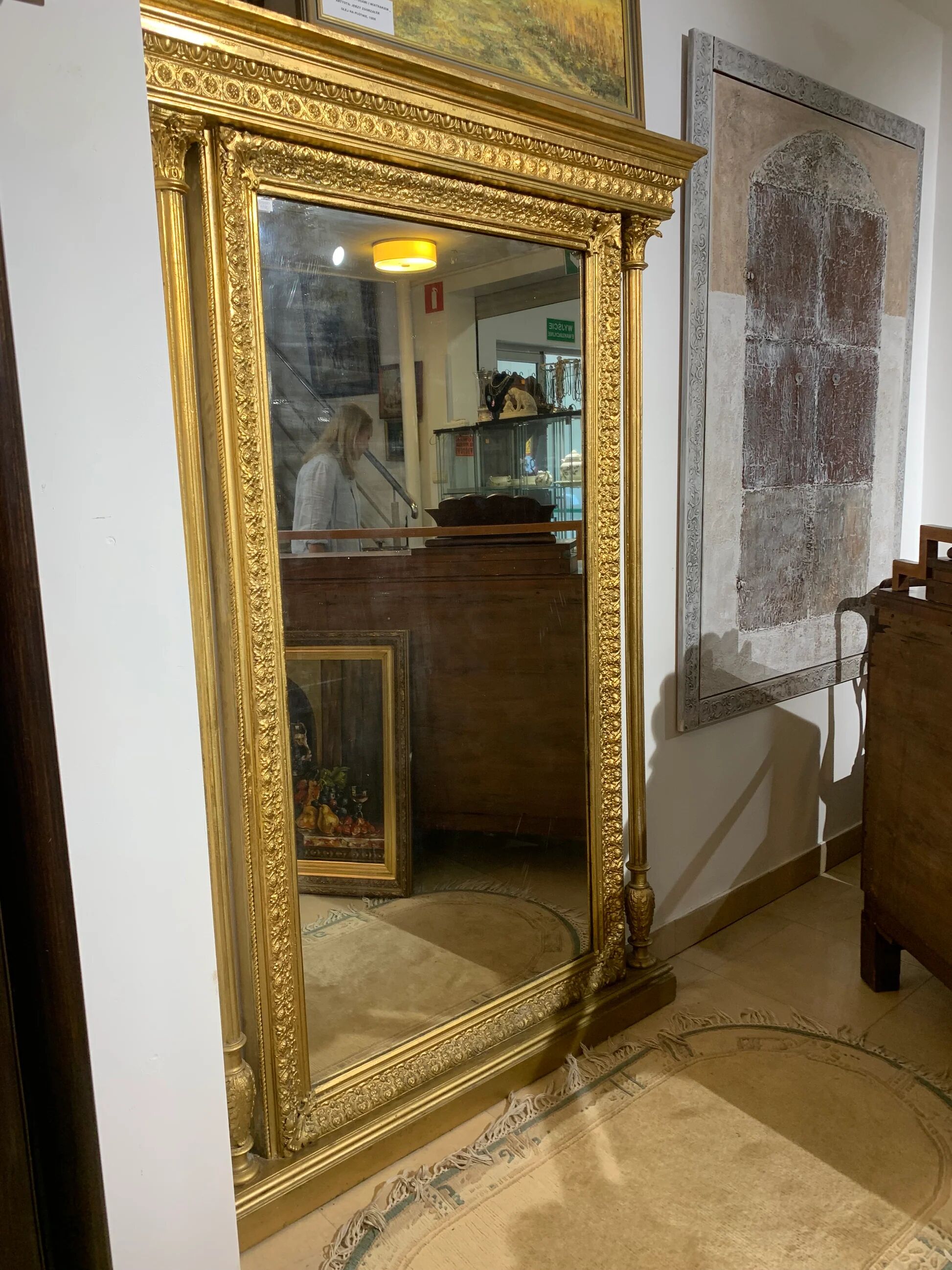 Miroir éclectique XIXe siècle, cadre en bois sculpté et doré