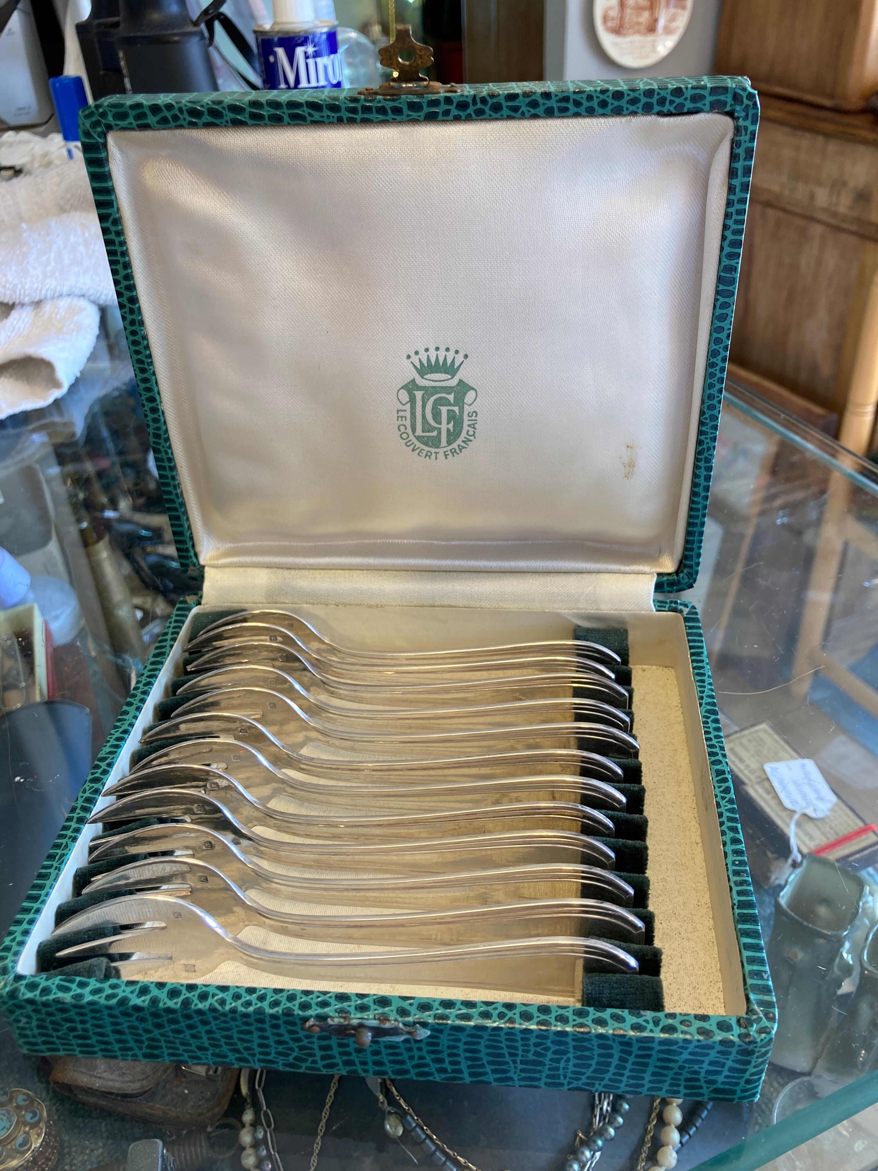 12 dessert forks, cake