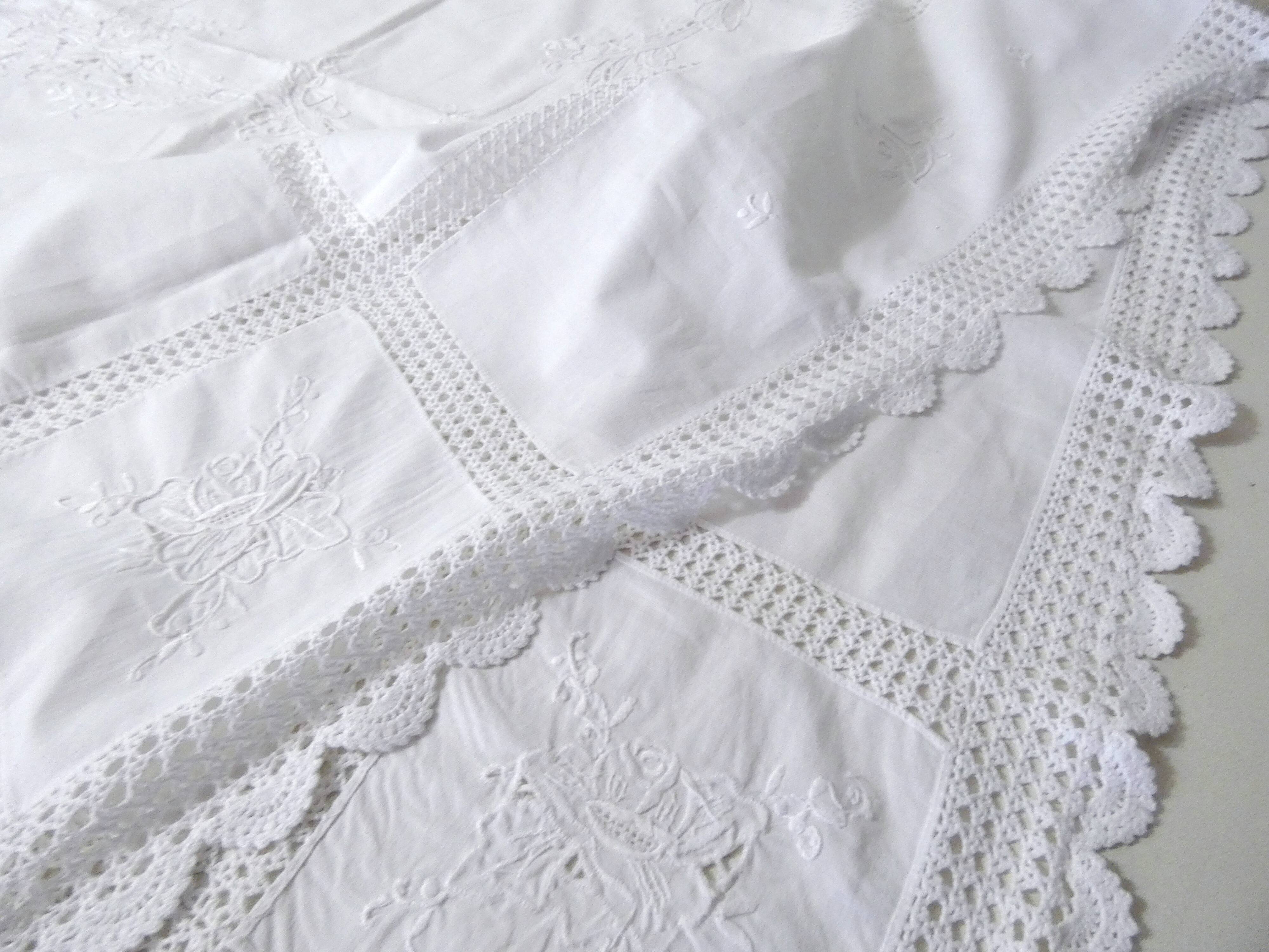 Ancienne nappe blanche brodée rectangulaire 150 x 100 cm
