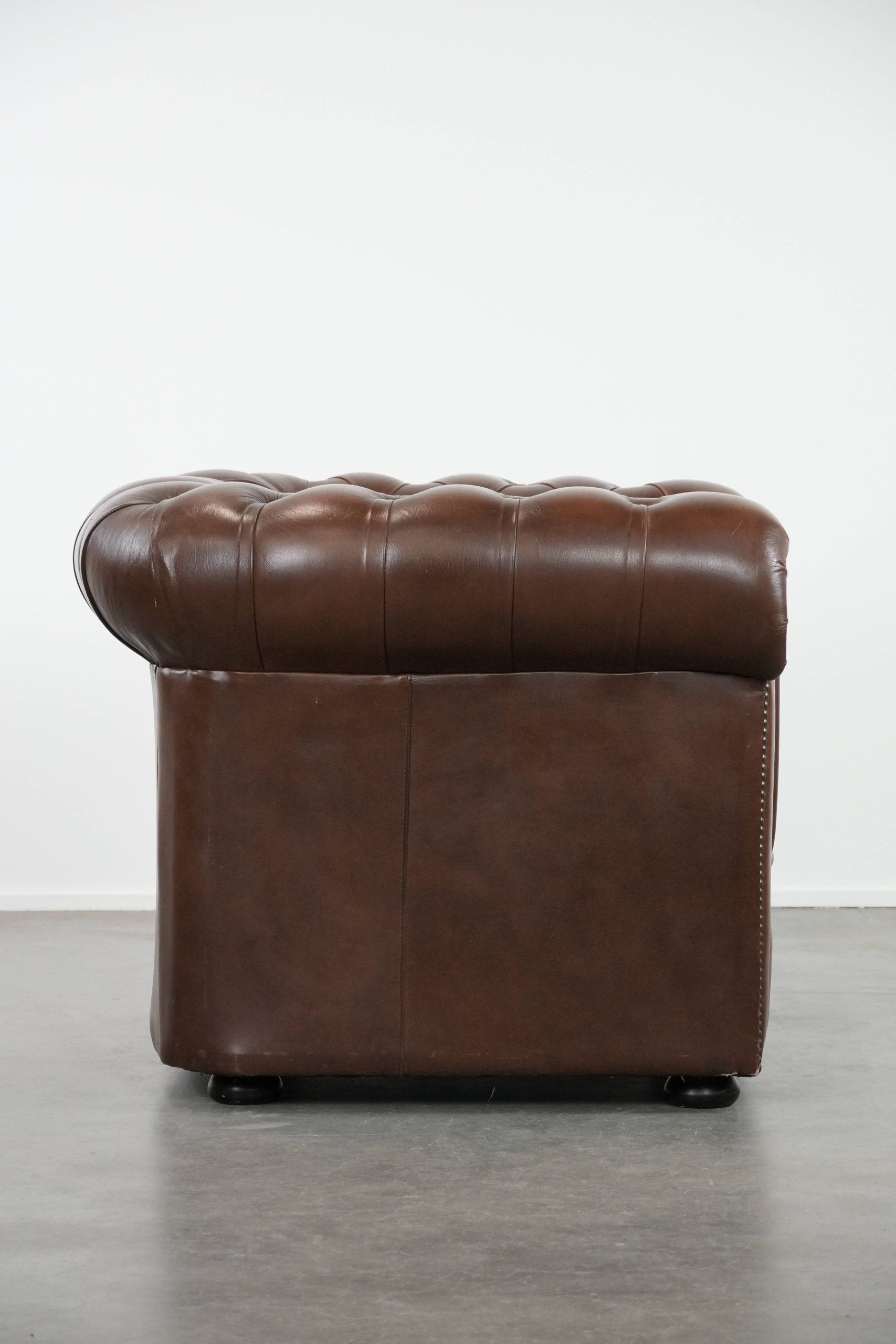 Fauteuil club Chesterfield en cuir de vachette marron de style anglais