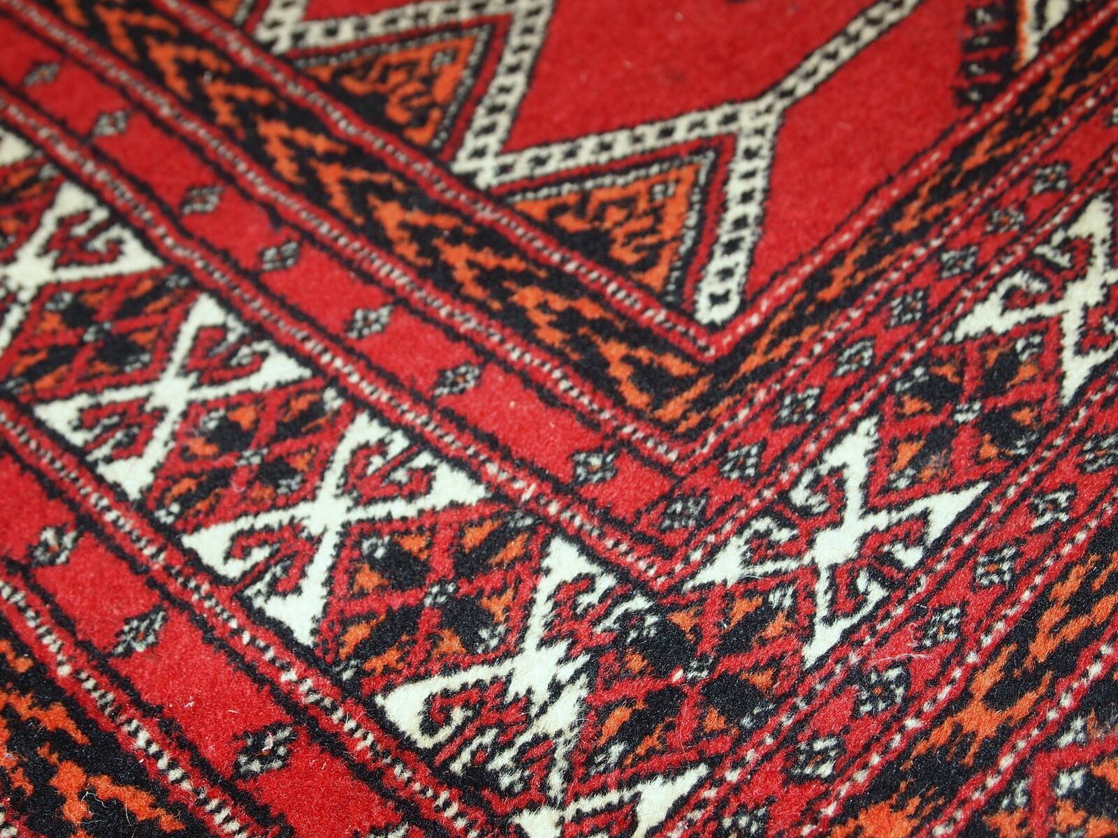 Tapis Vintage Lahore Pakistanais, Années 1960, Élégance Authentique