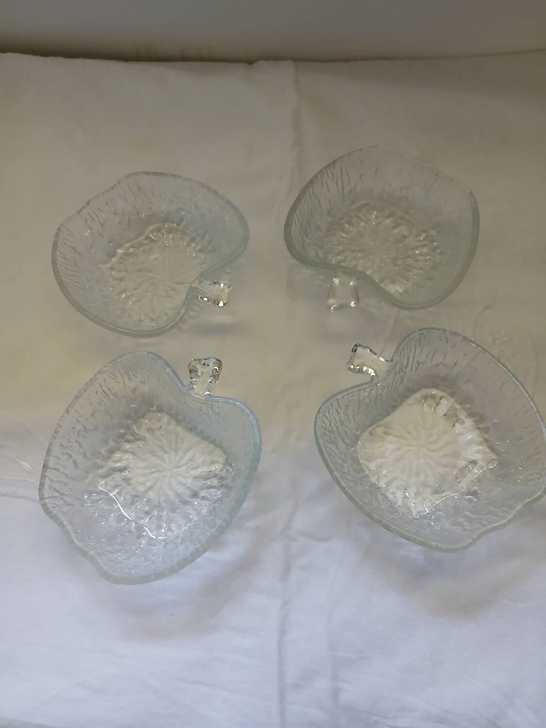 4 apple-shaped fruit bowls