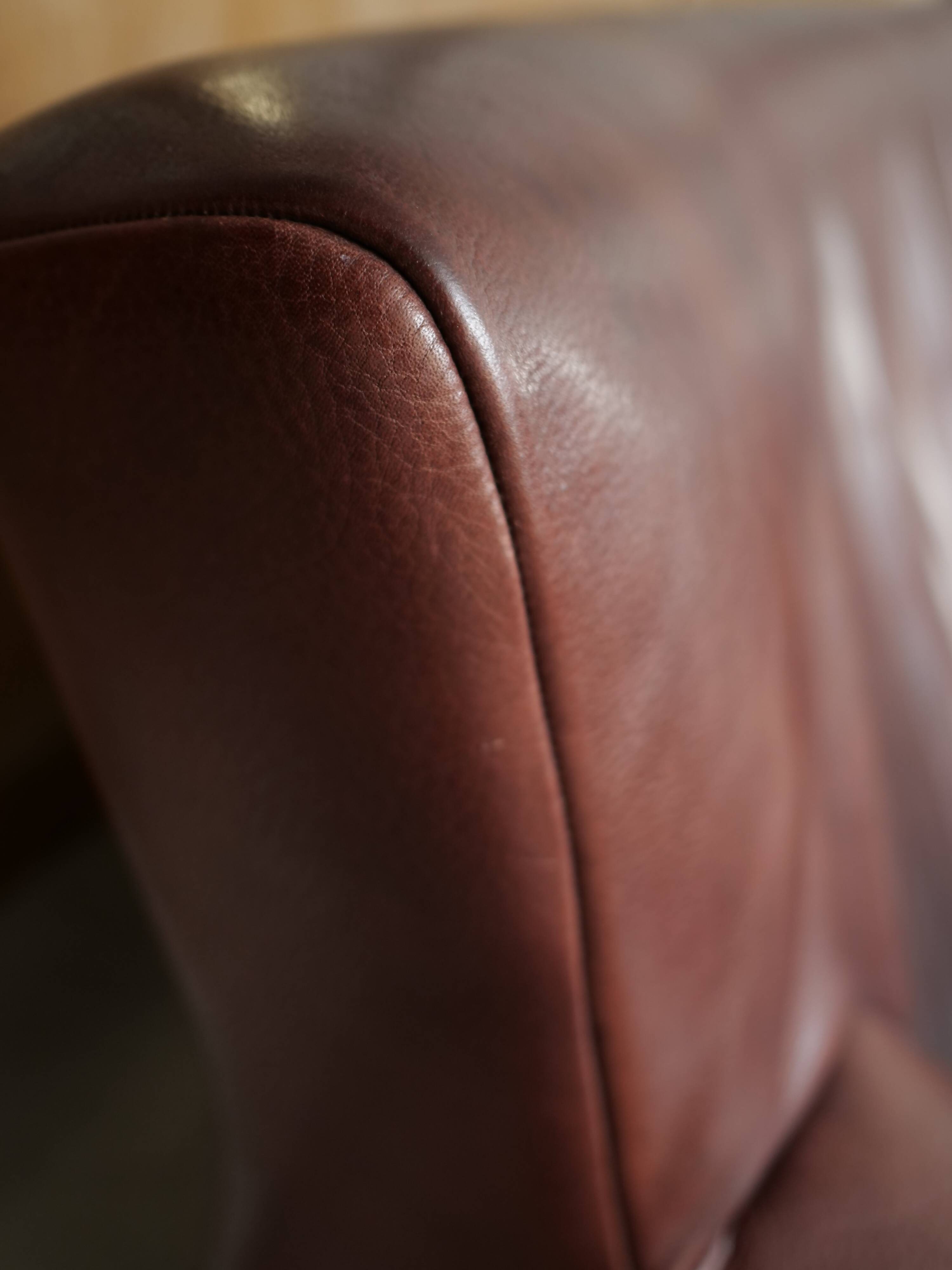 Oxblood leather sofa DeSede DS-72b