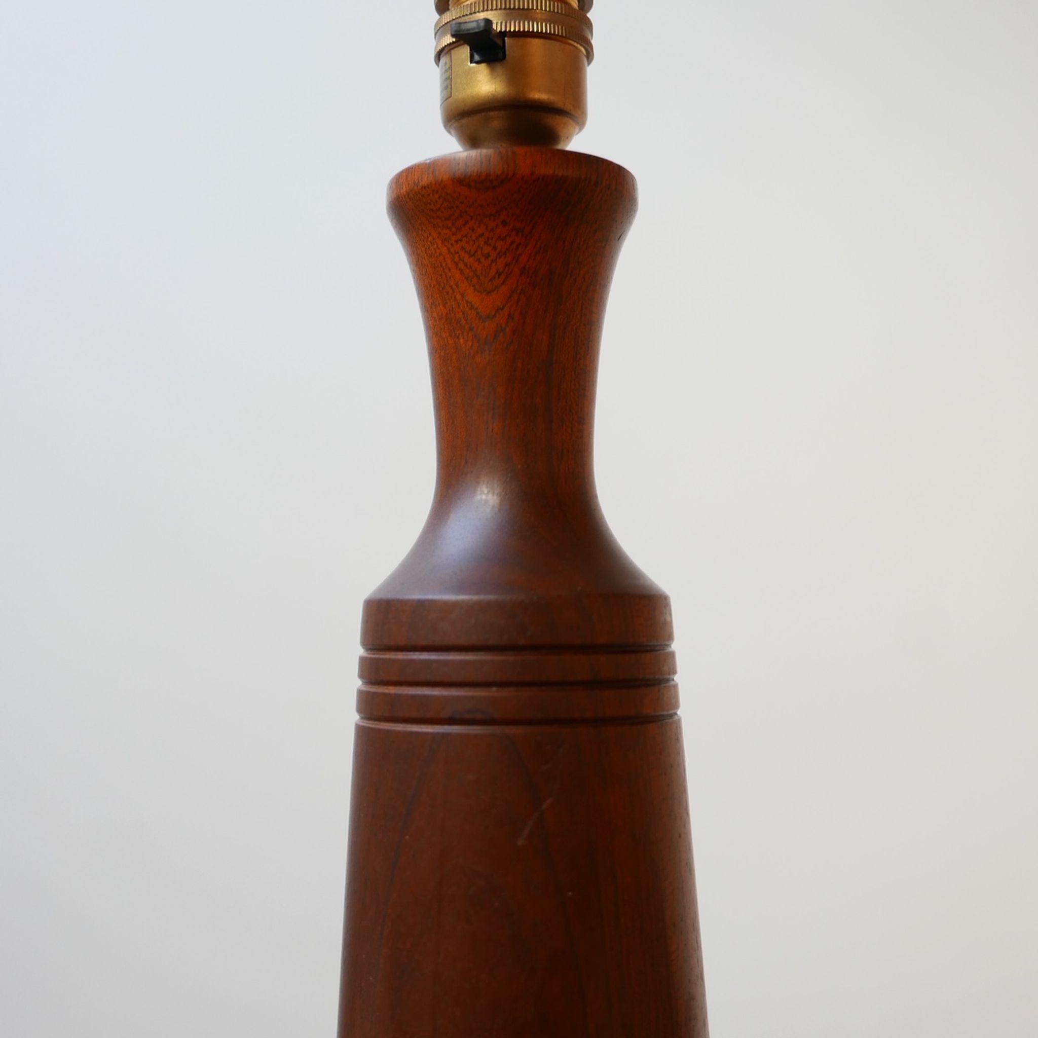 Lampe de table scandinave du milieu du siècle en teck
