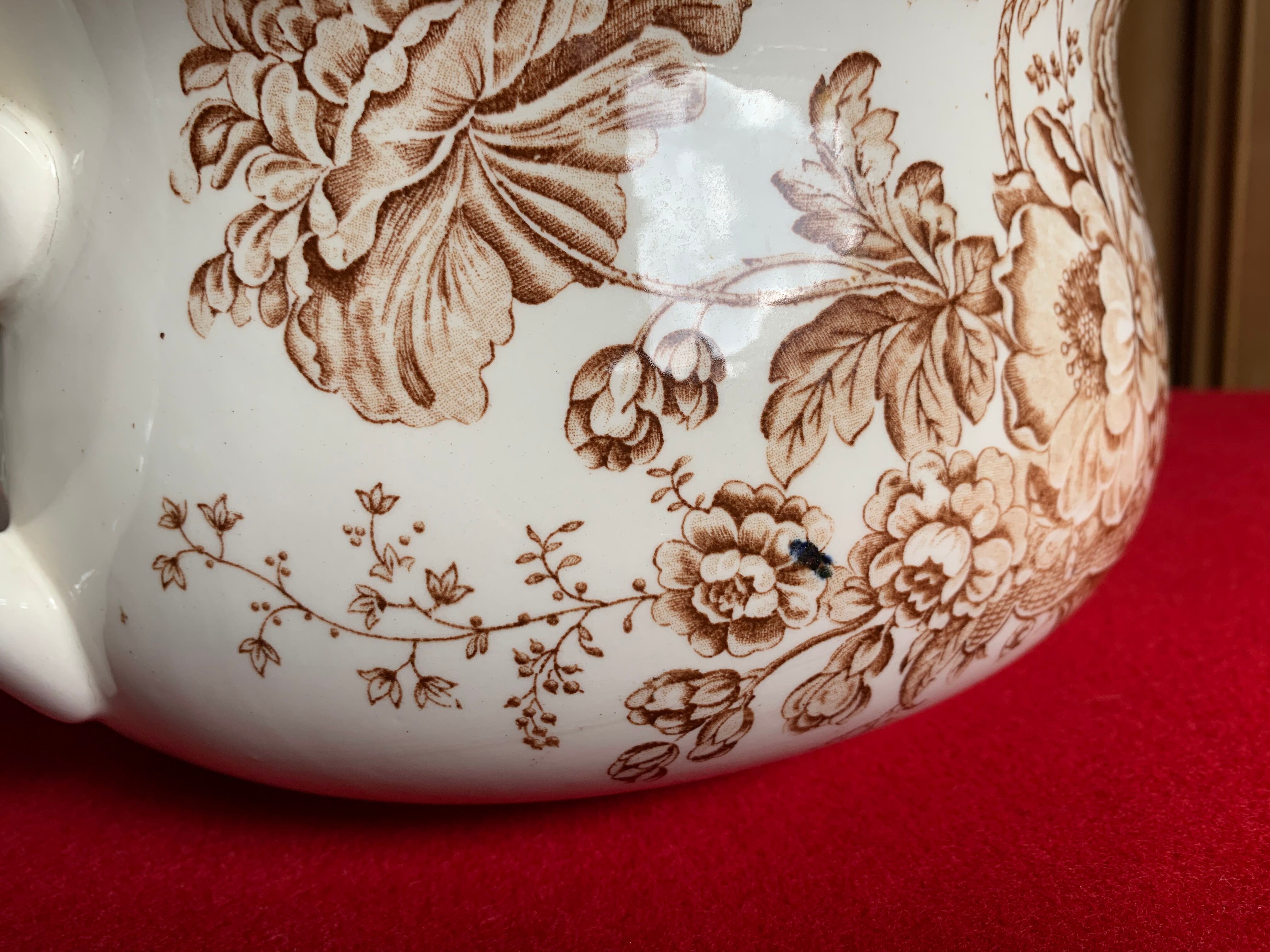 Night vase pot in English earthenware