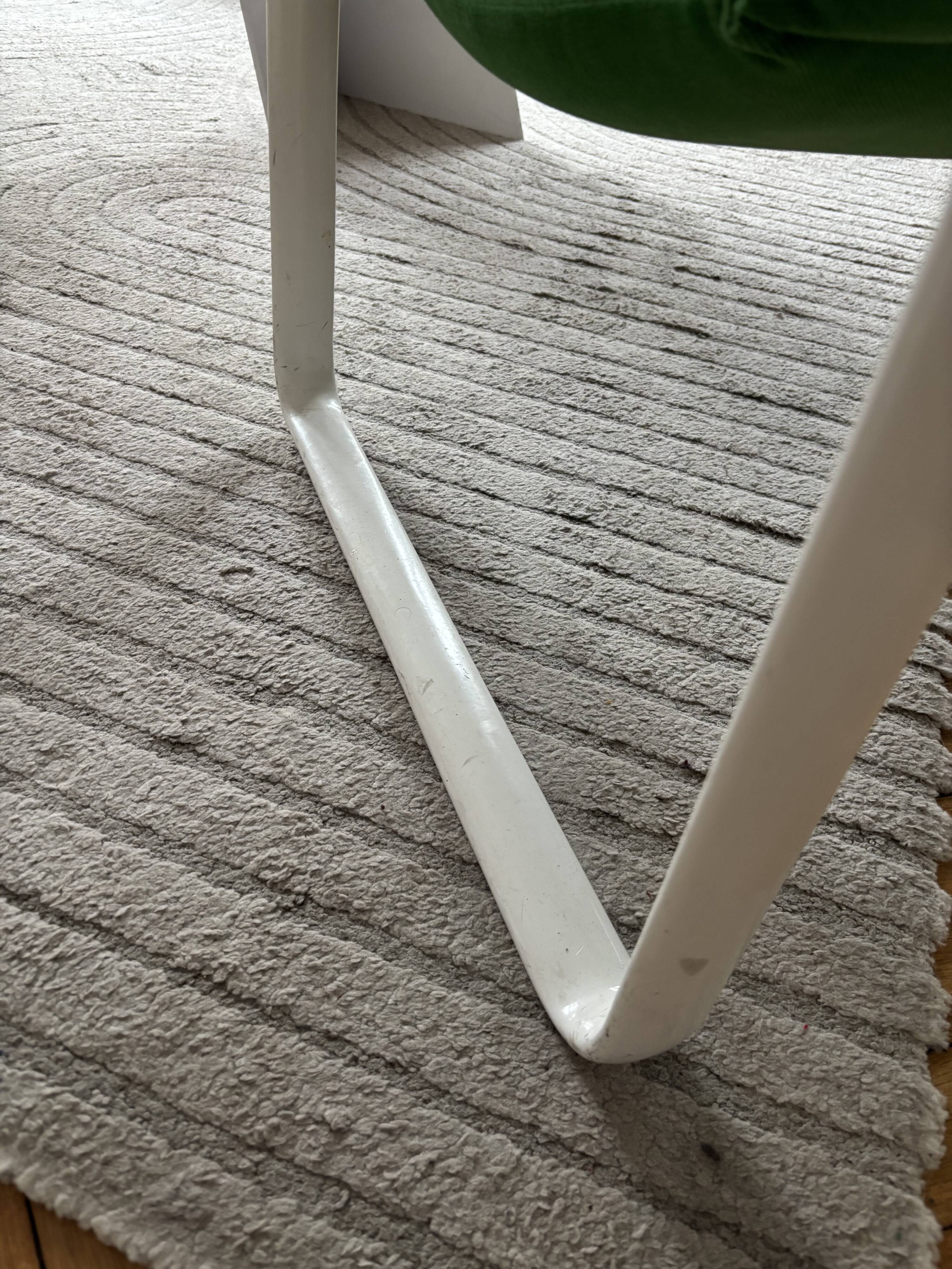 2 fauteuils verts + table basse moderniste