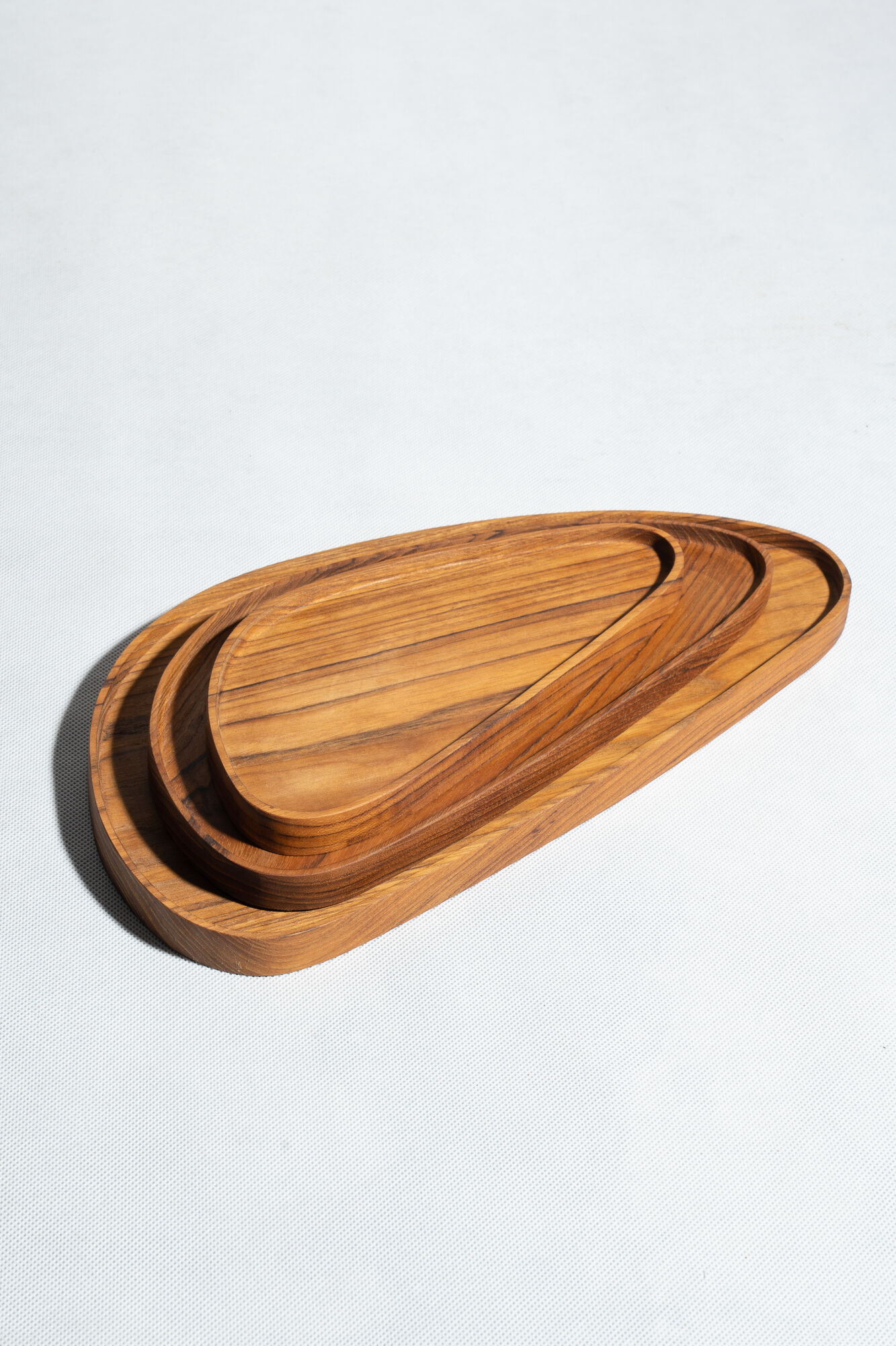 Trio de plateaux ou coupelles de forme triangulaire arrondi en teck monoxyle