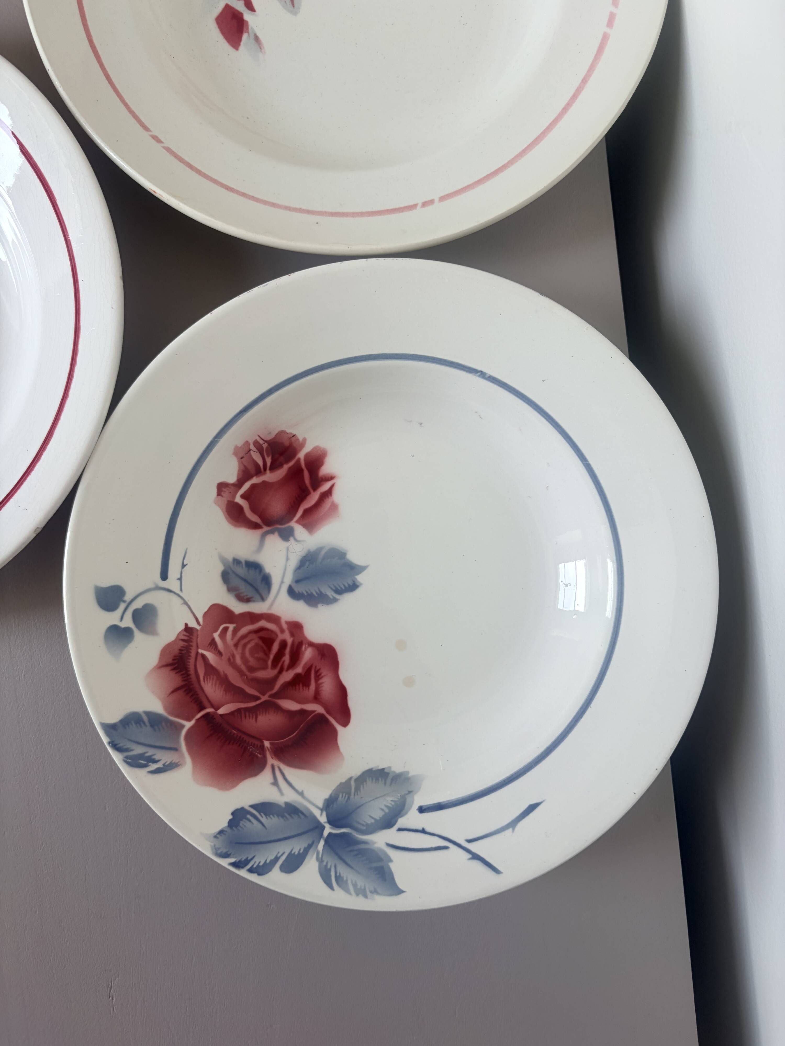 3 assiettes creuses vintage en pêle mêle 220637