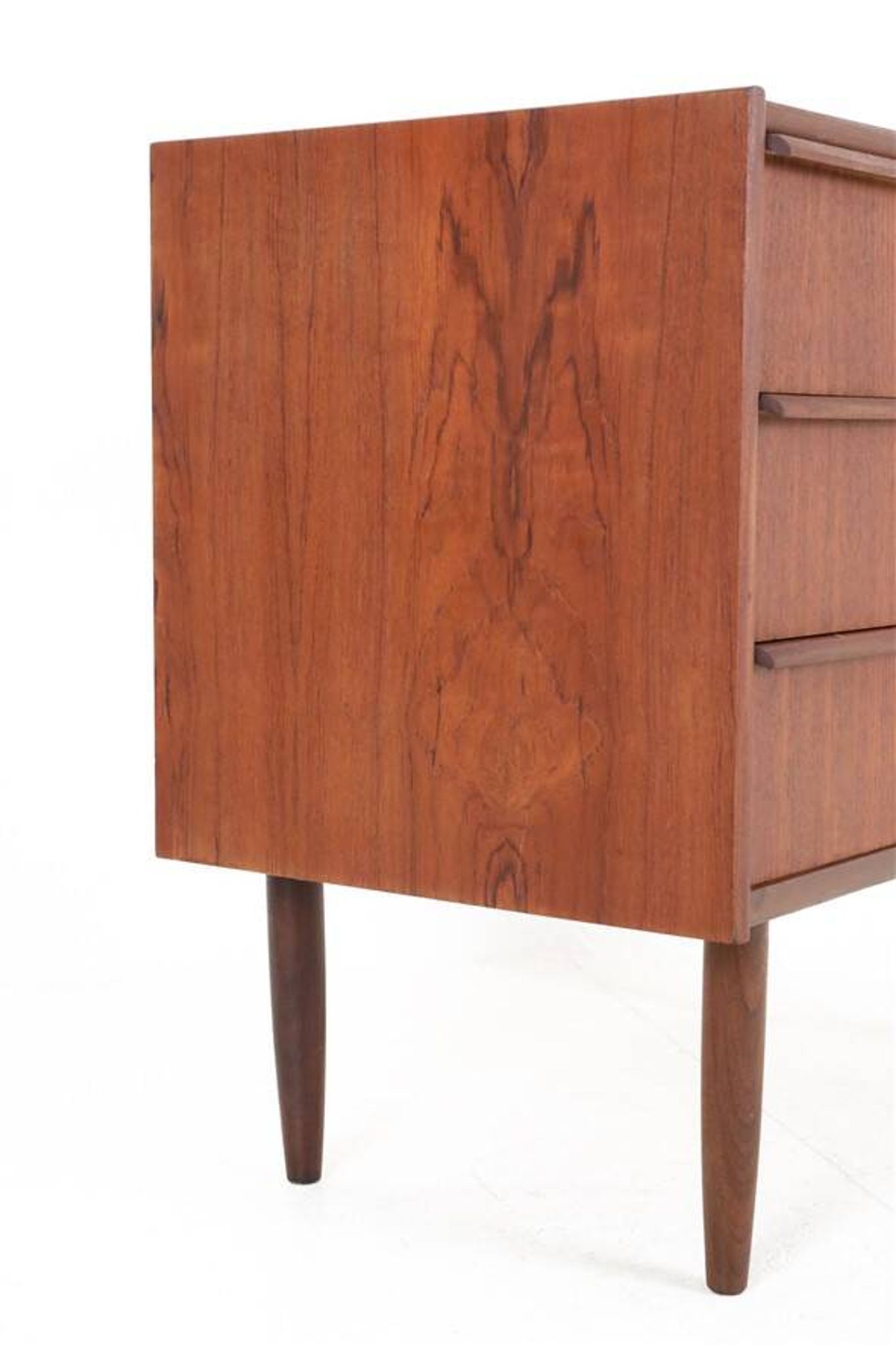 Mid-century teak chest of drawers / dresser / Danish modern design / 1960s