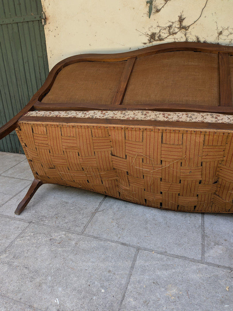Moulded wooden bench with floral upholstery – Old-fashioned charm