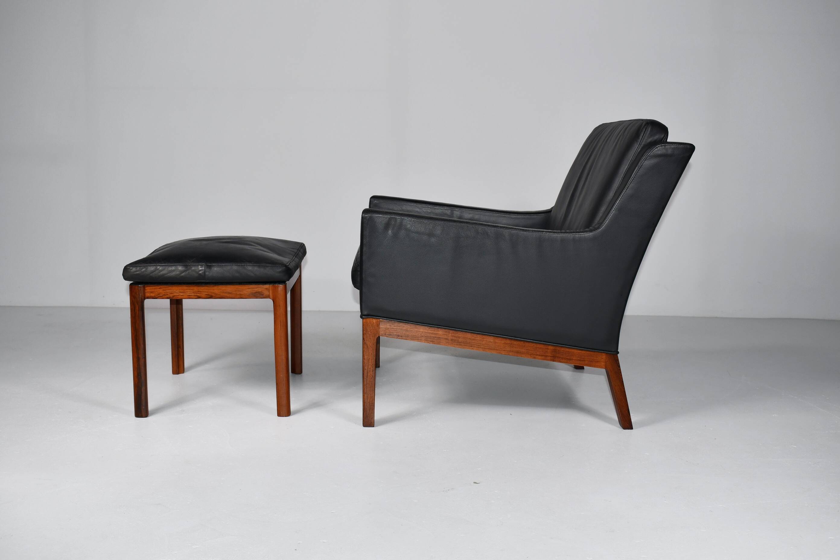 Fauteuil et repose-pieds en cuir par Kai Lyngfeldt-Larsen. Danemark, années 1960.