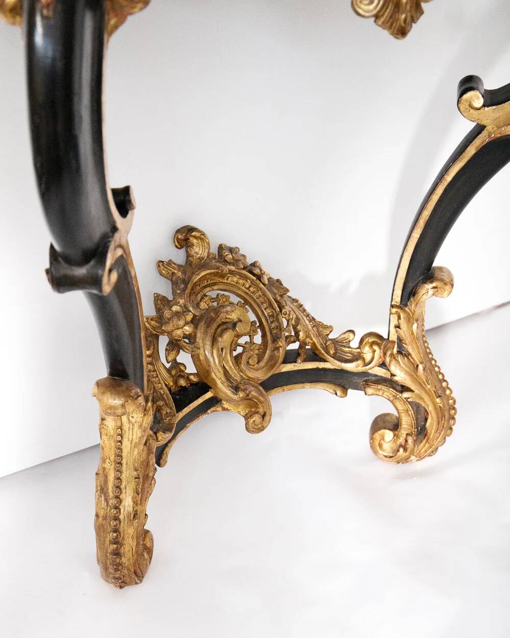 Console Napoléon III du XIXe siècle en bois ébonisé et bois doré