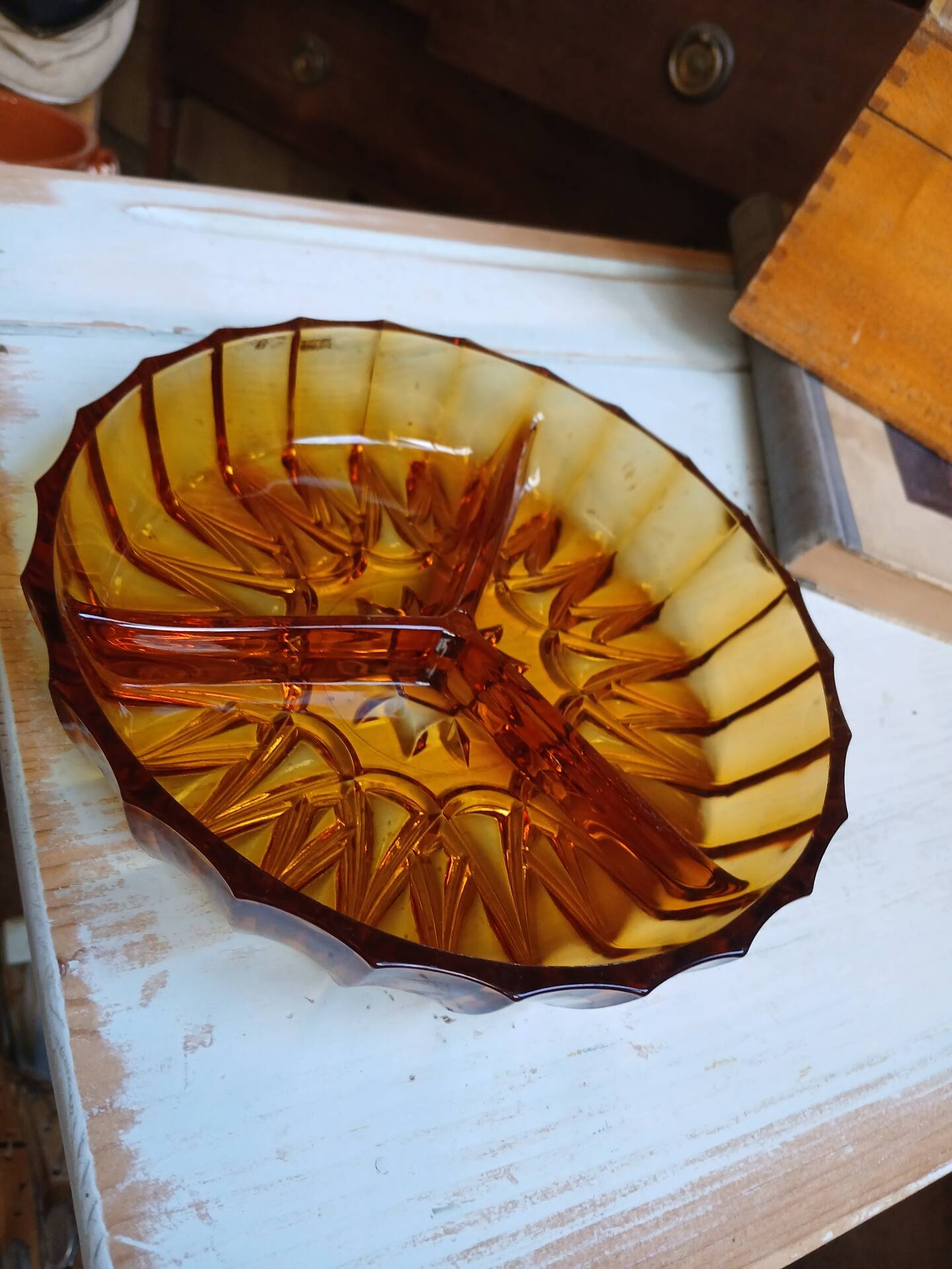 Plat apéritif vintage en verre ambré 