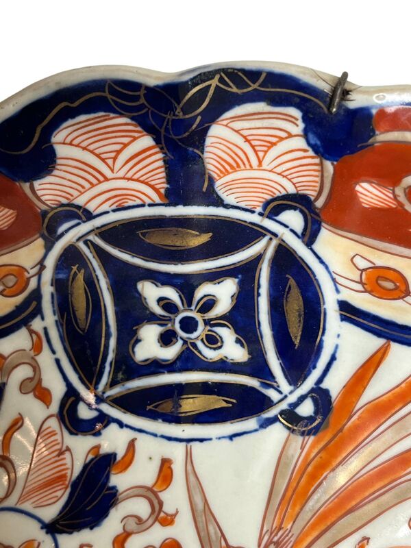 Chine, plat chantourné porcelaine polychrome Imari XXème