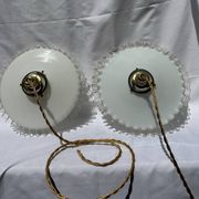 Paire de suspension opaline ondulée vintage griffe laiton