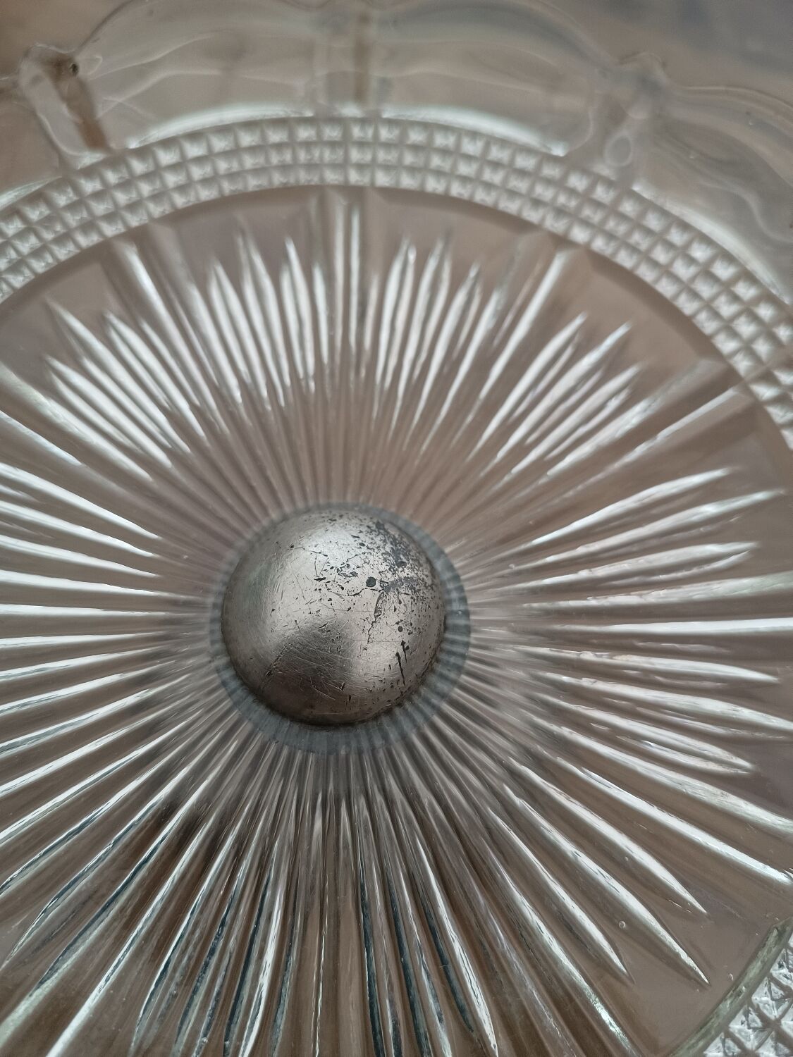 Compotier in molded glass and regulated foot