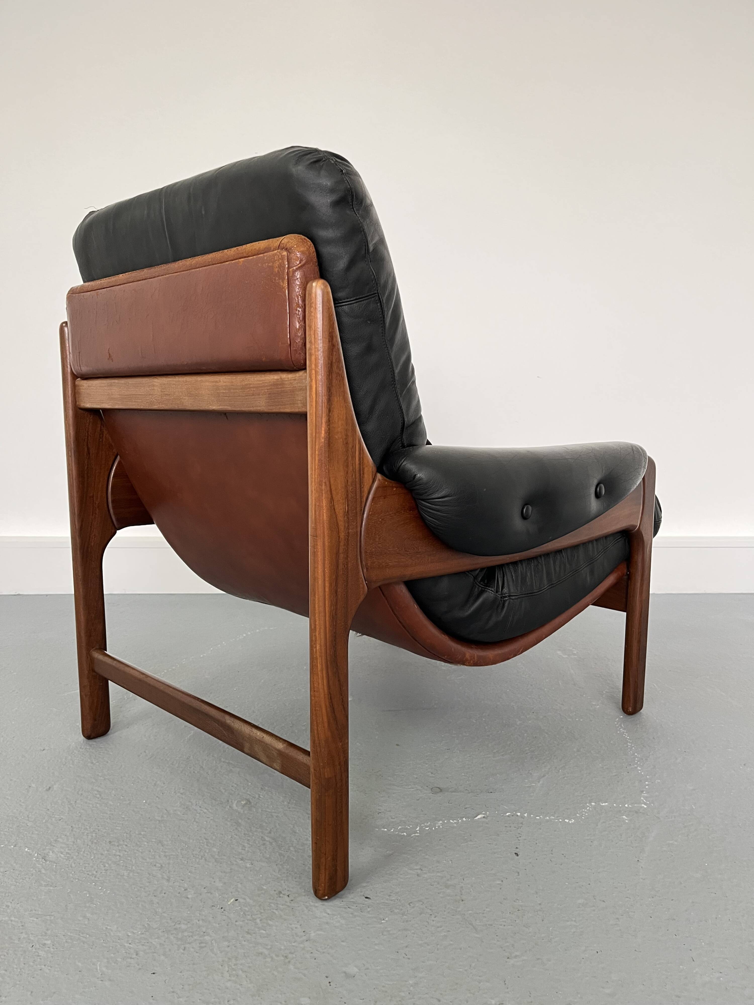 Fauteuil en teck et cuir années 1960