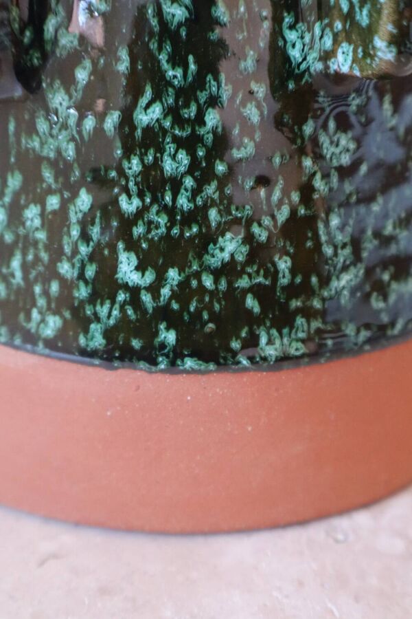 Vase en céramique sculptural émaillé vert foncé à reflets