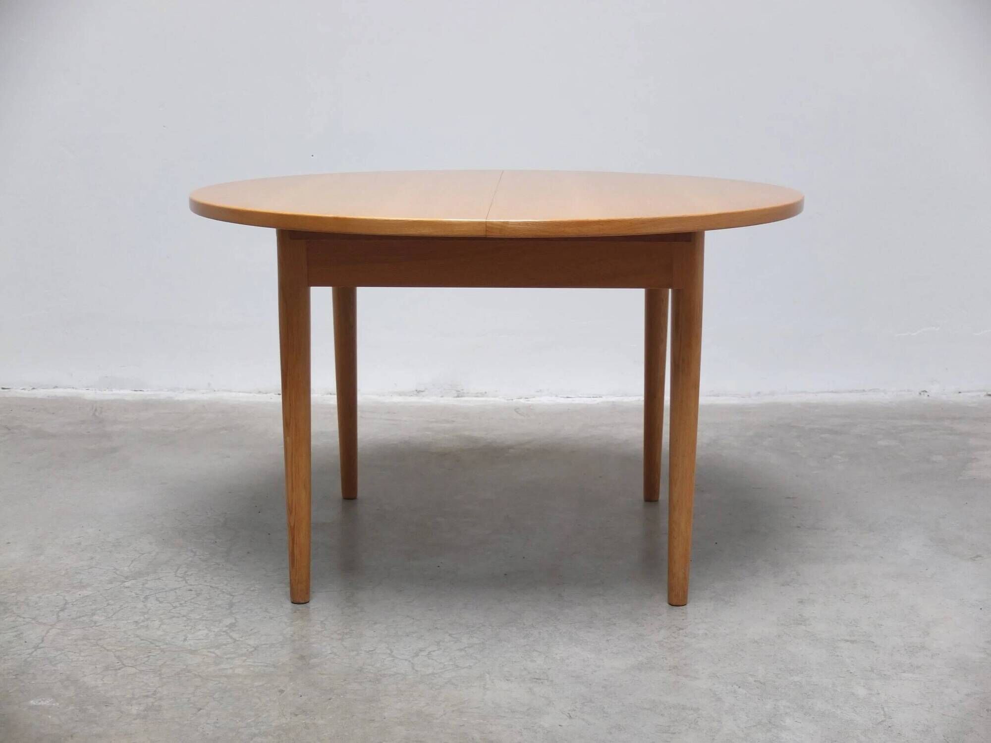 Round extendable dining table in oak by Van Den Berghe-Pauvers, 1970s