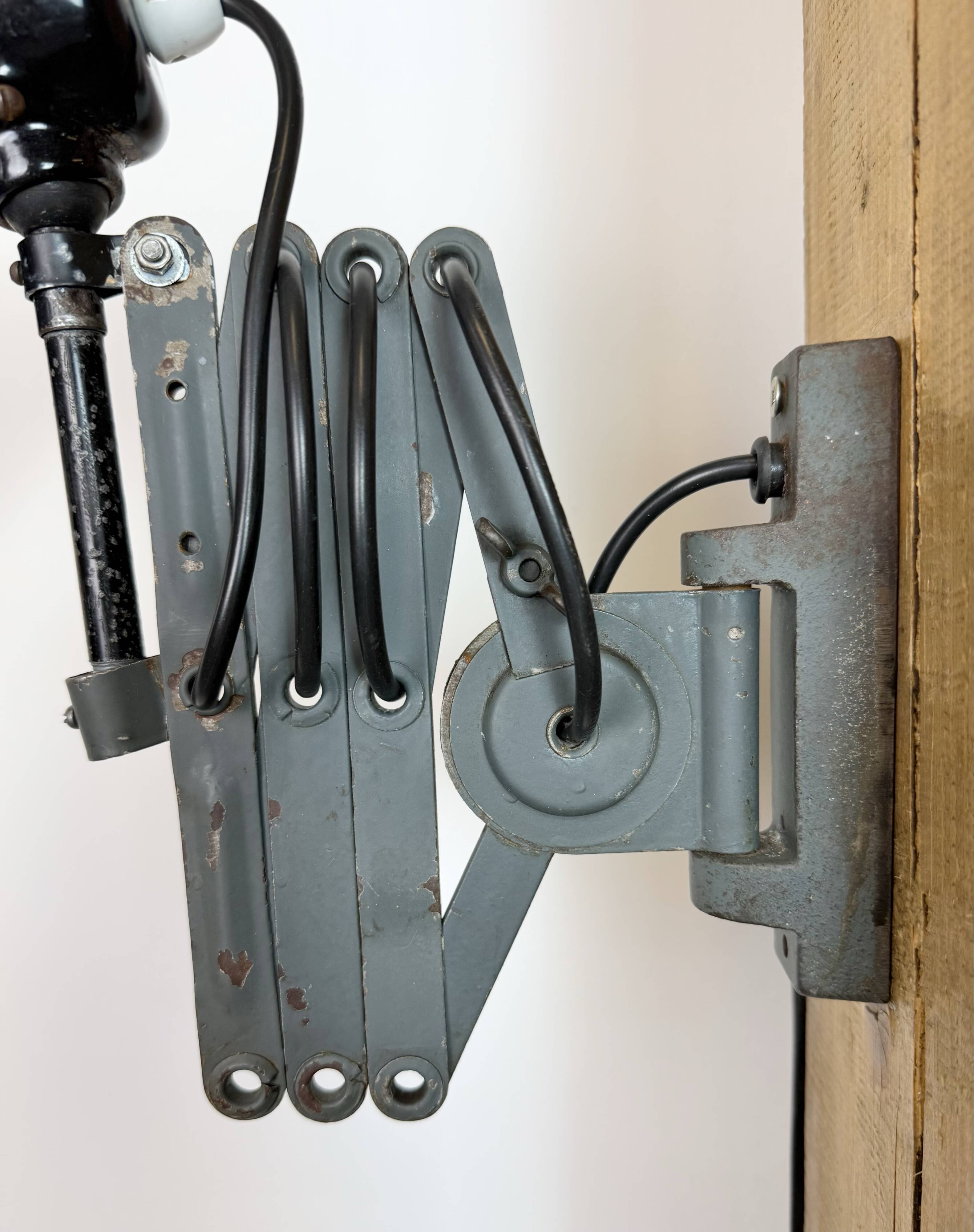 Lampe murale à ciseaux en émail noir industriel, années 1950