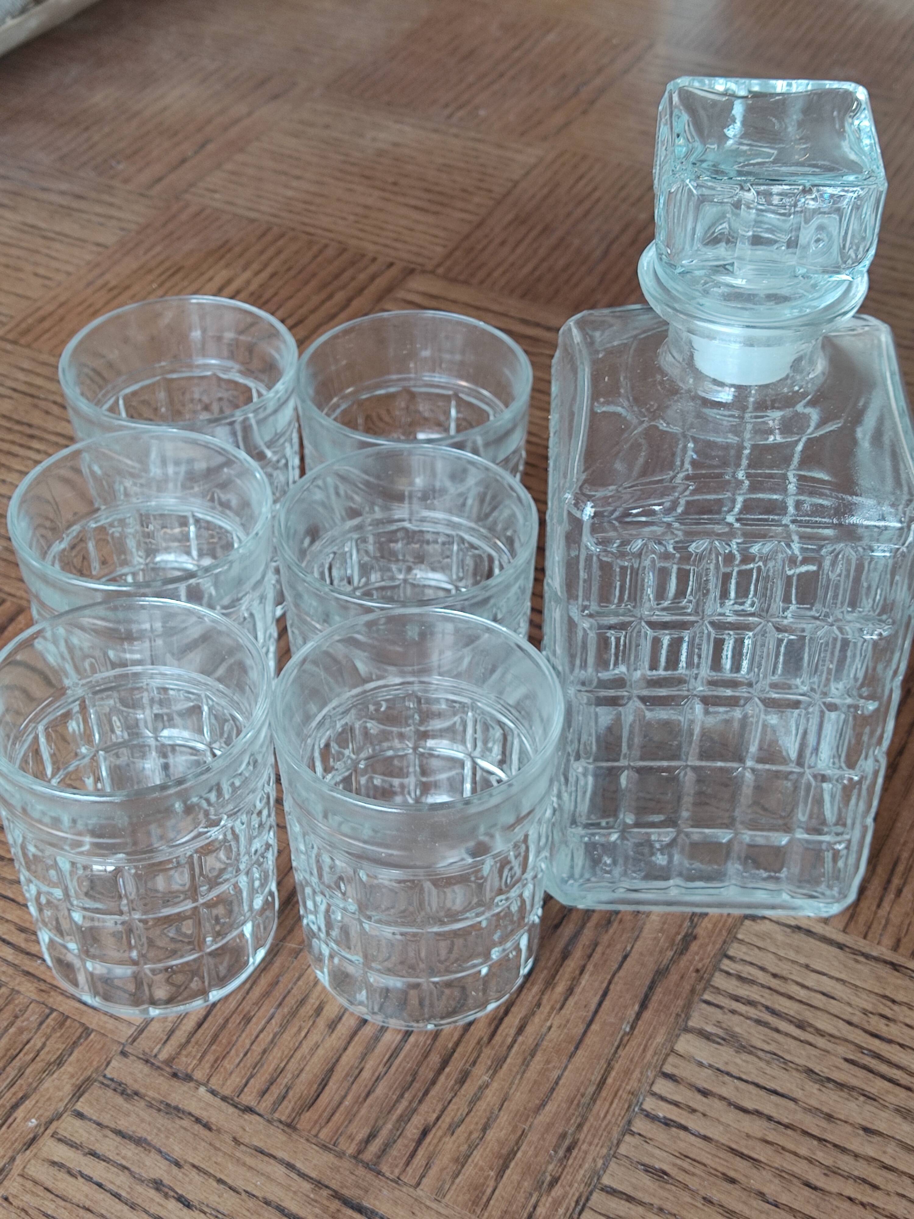 Glass decanter and 6 glasses