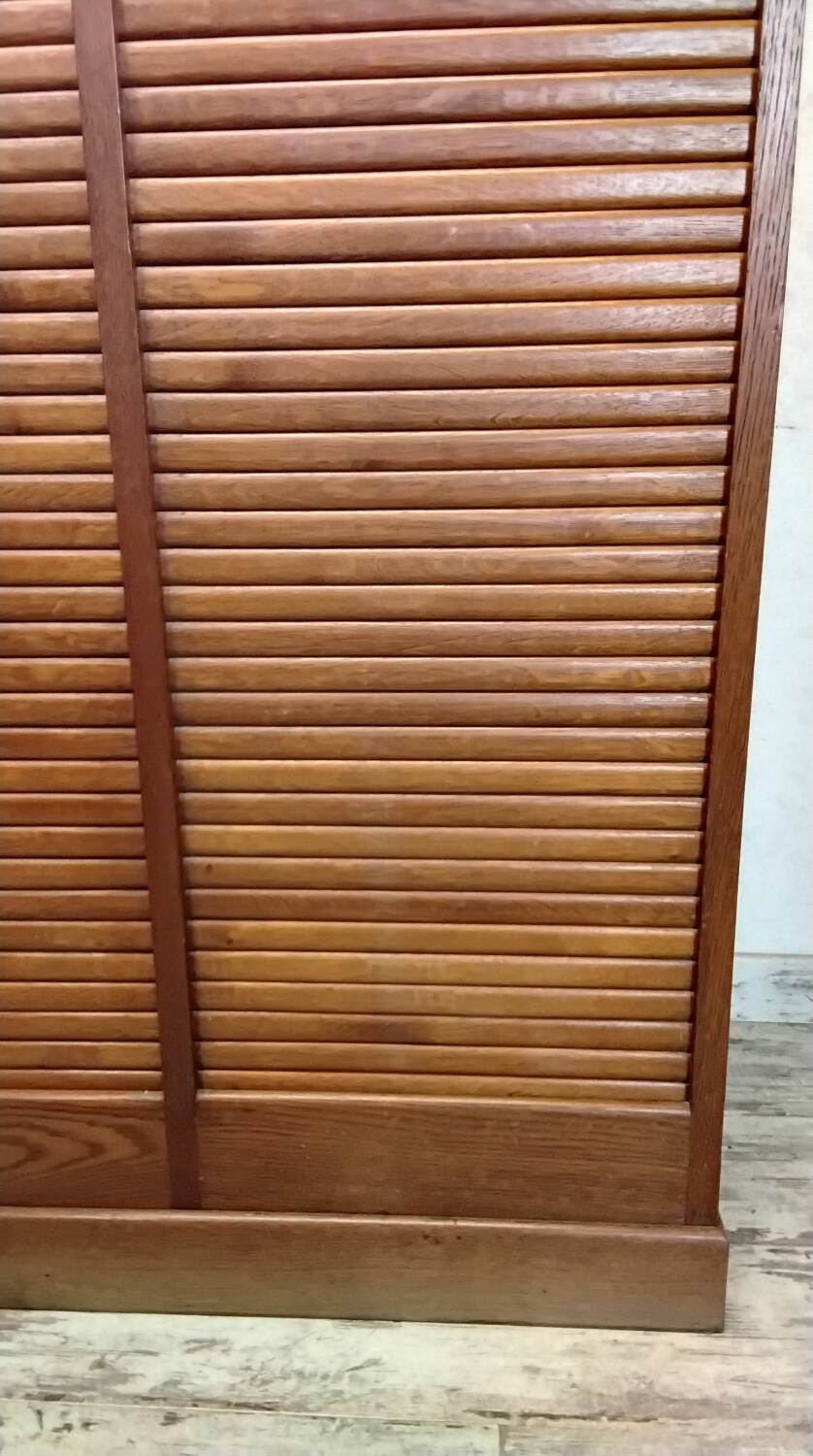 Double curtain cabinet