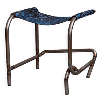Tabouret en tube de métal courbé avec siège en cuir de veau