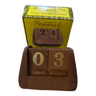 Perpetual calendar in wooden cubes