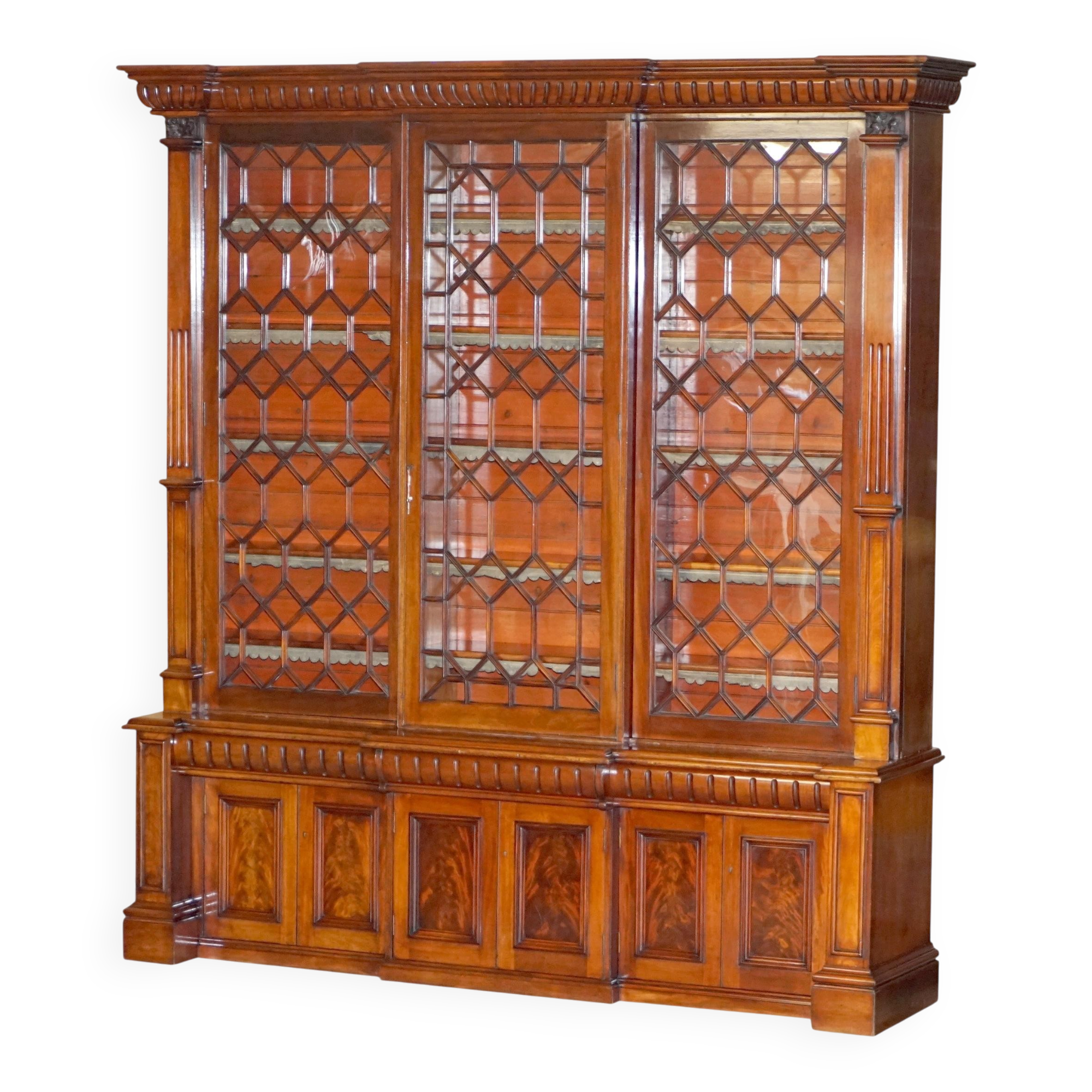 Bibliothèque monumentale haute victorienne en acajou massif avec vitrines astrales