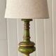 Lampe vintage en bois tourné chic dorée