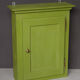 Armoire verte à suspendre peinte et cirée
