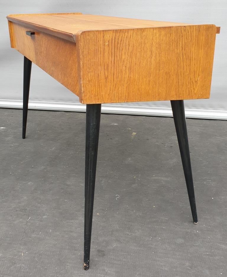 Console serves Singer Scandinavian design 1960