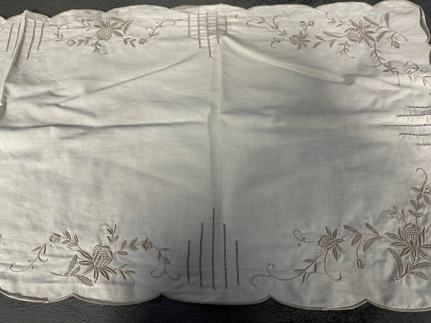Old embroidered cotton table runner - circa 1900 - l 105 cm / l 68 cm