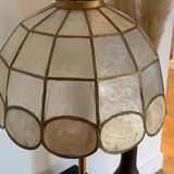 Lampe avec un abat-jour ancien en nacre bi-color et un pied doré