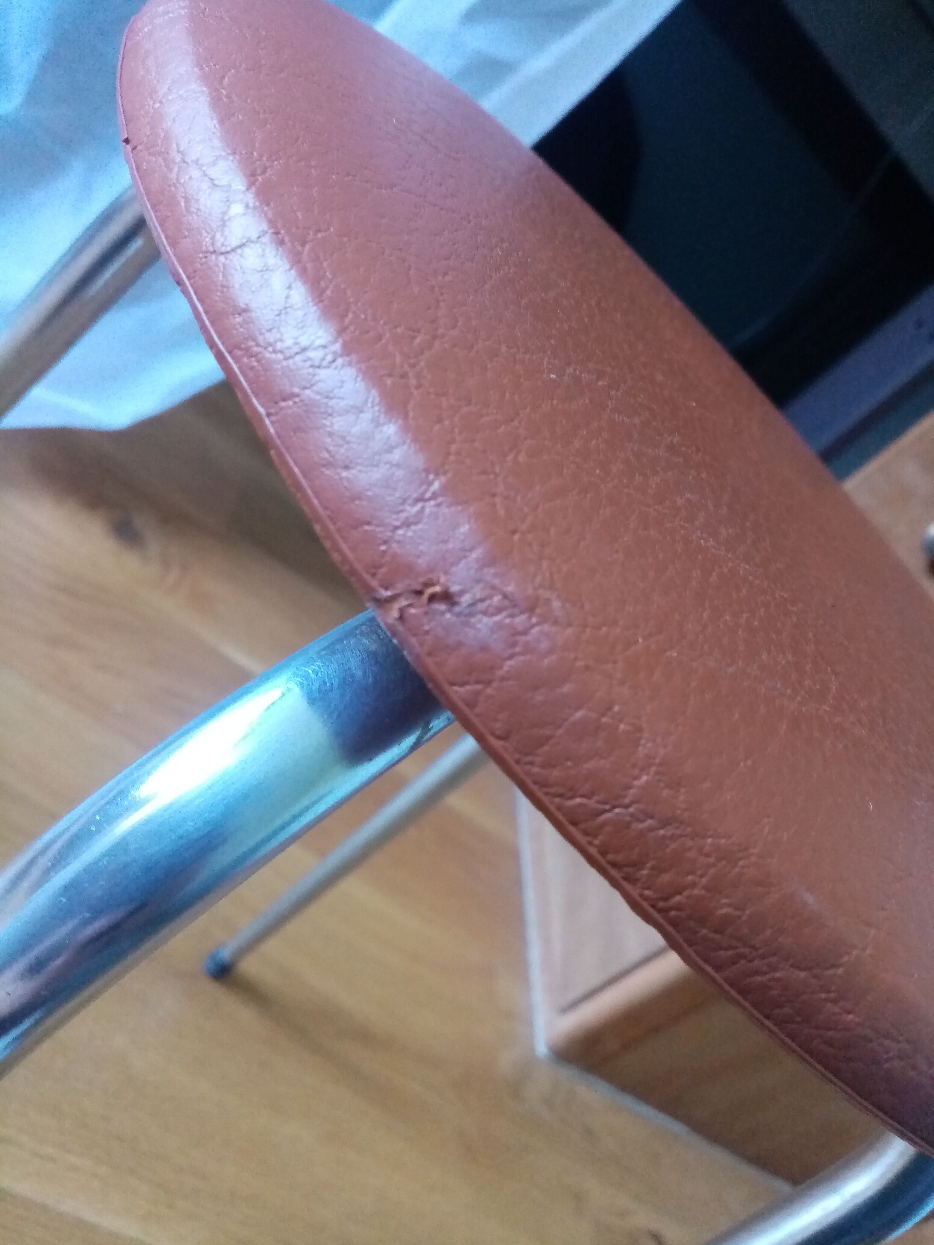 Tabouret rond en métal chromé et skaï vinyle