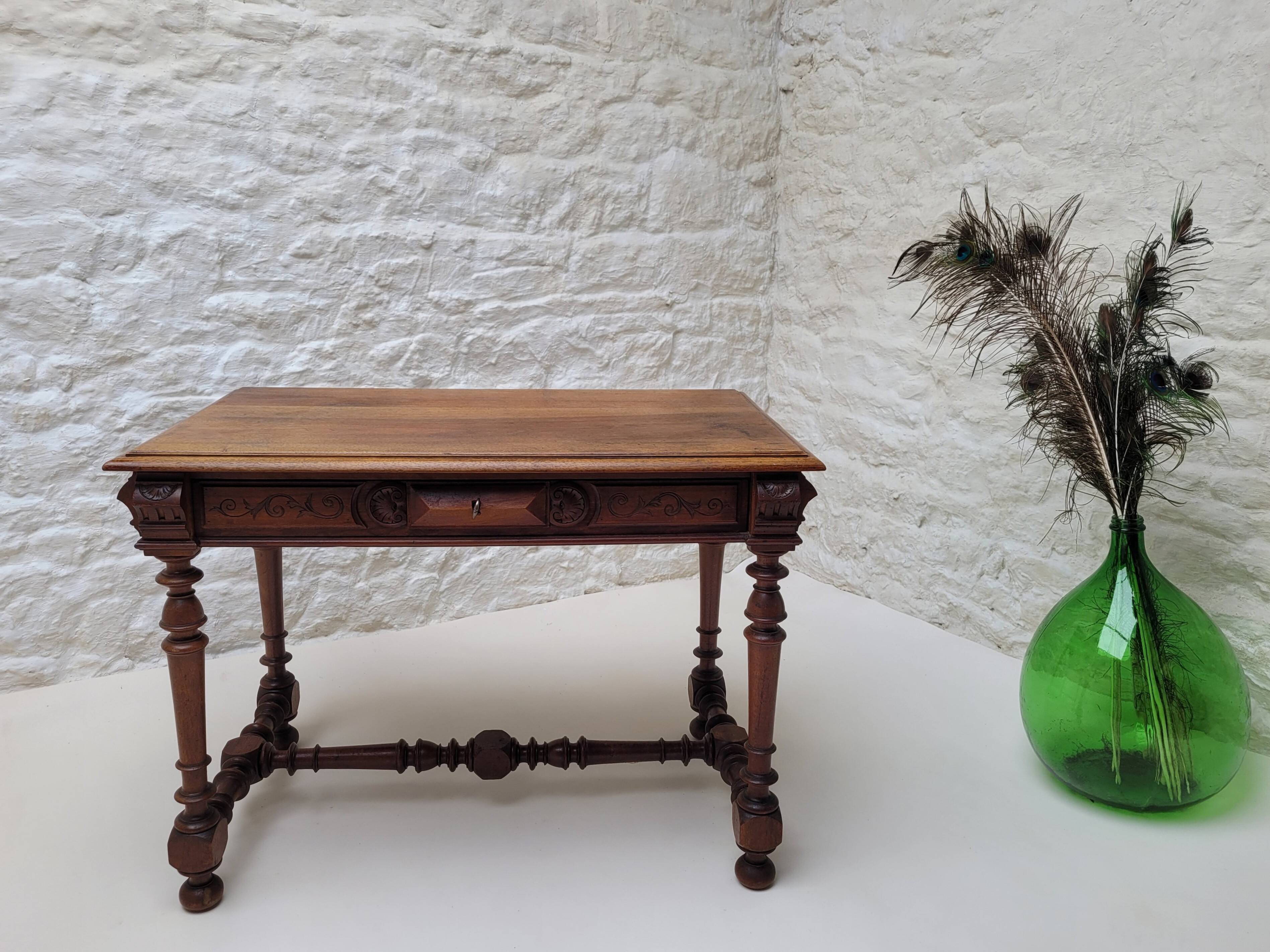 Ancienne table a ecrire bois perlé Louis XIII