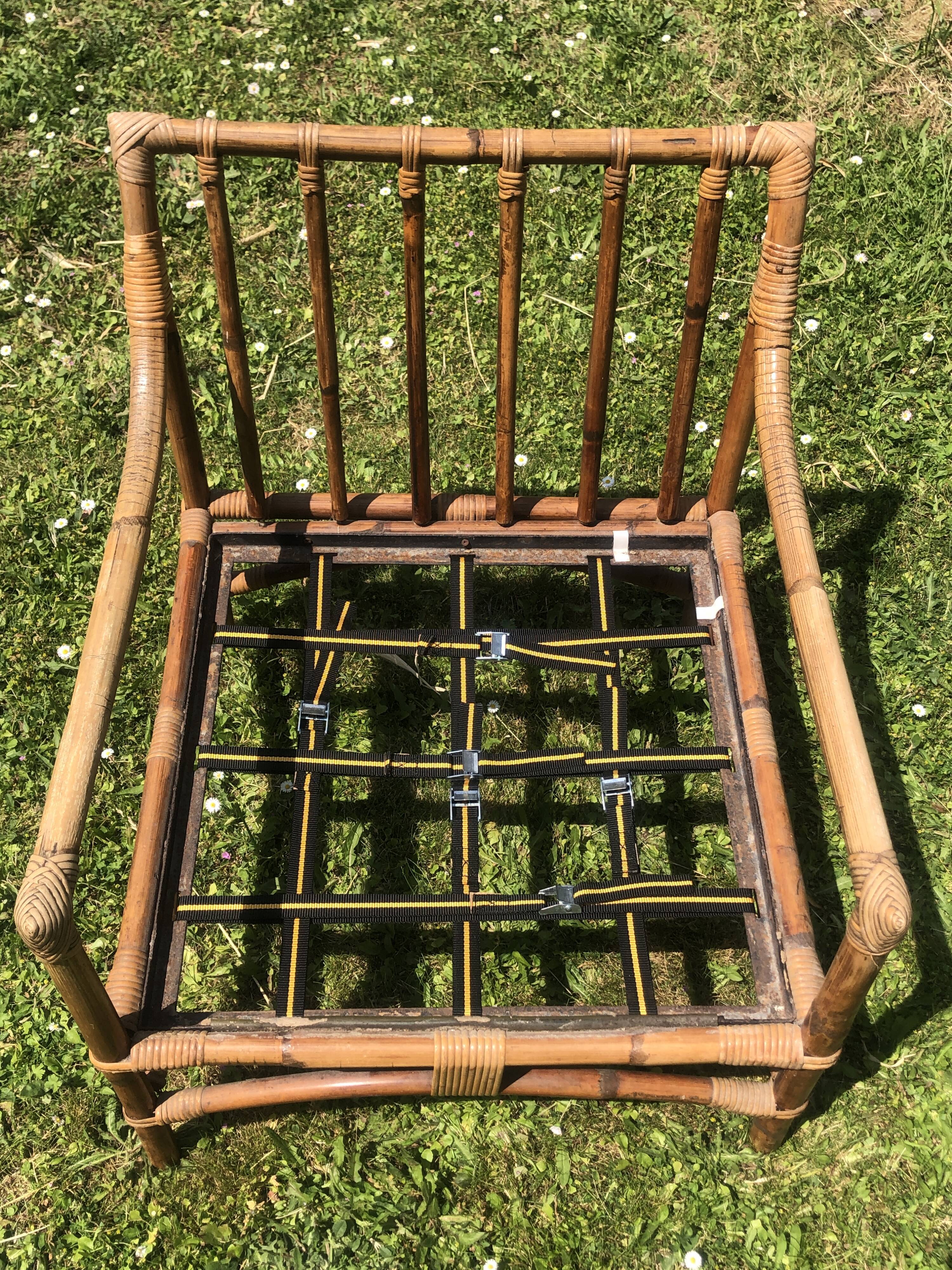 Rattan living room with 2 armchairs, coffee table cushions