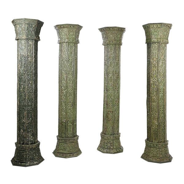 Grandes colonnes en bois sculpté