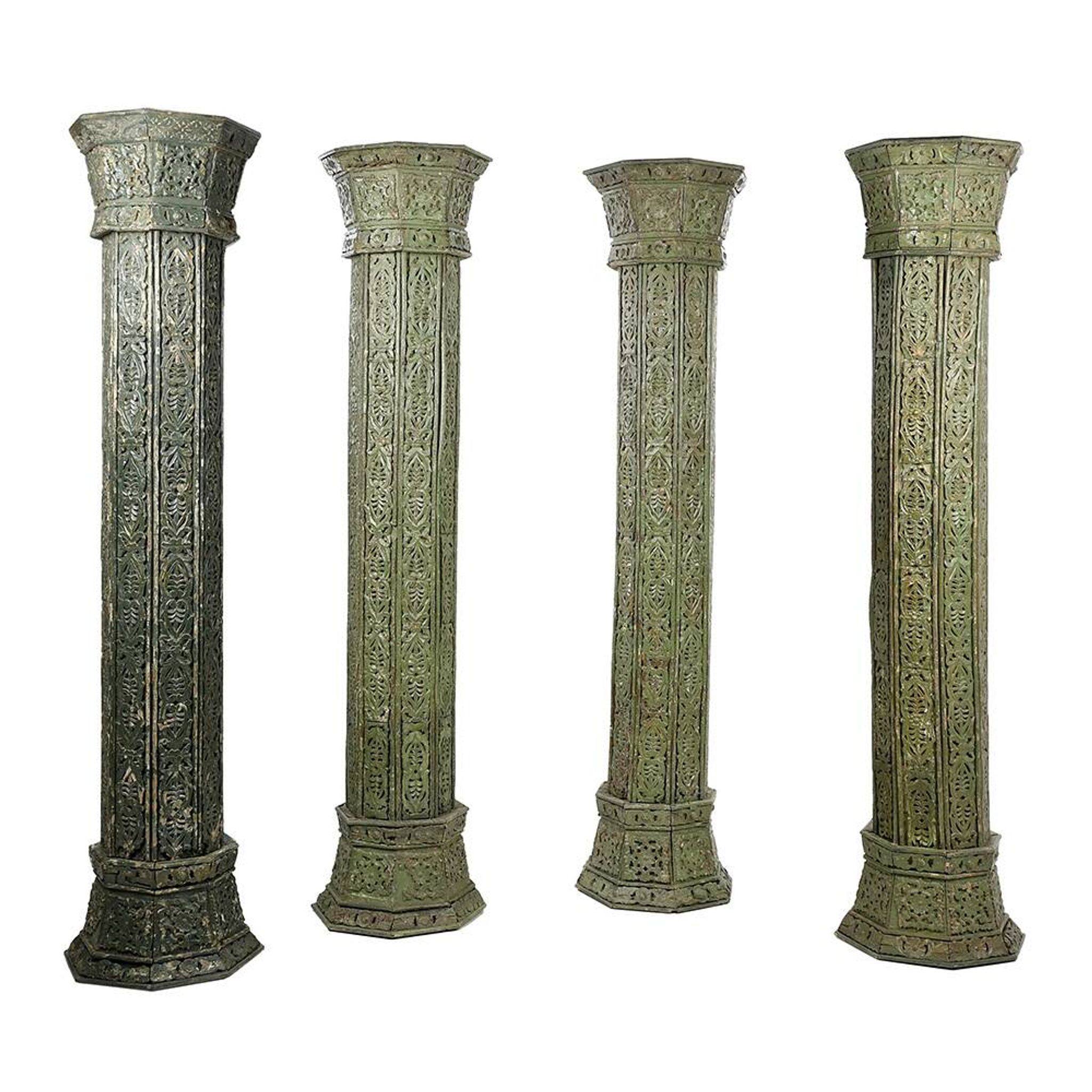 Grandes colonnes en bois sculpté