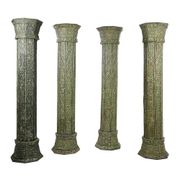 Grandes colonnes en bois sculpté